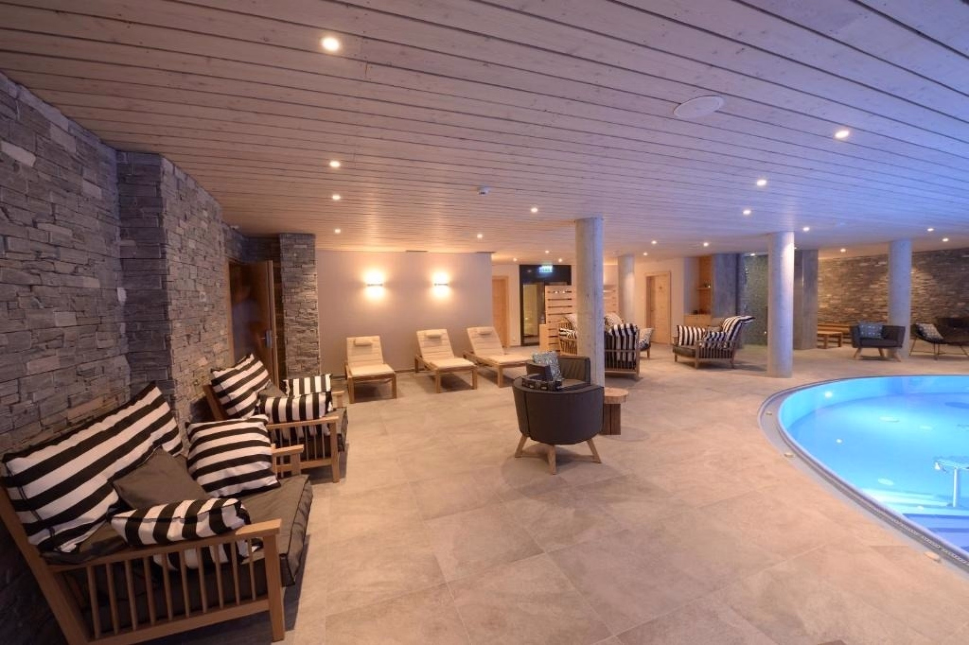 🏨 Hôtel 4* - Jours 3 à 4