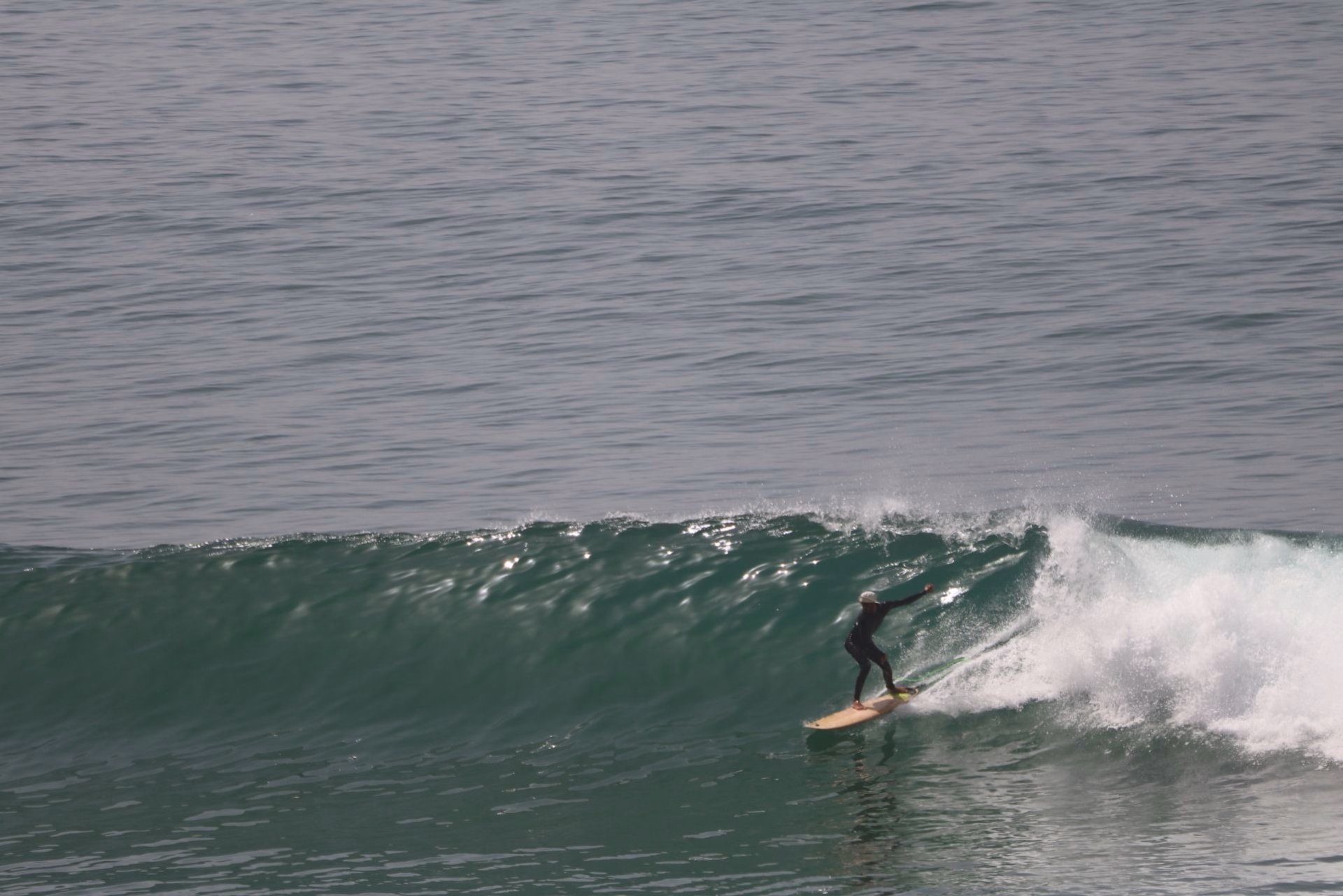 Surf engagé sur les vagues de Taghazout