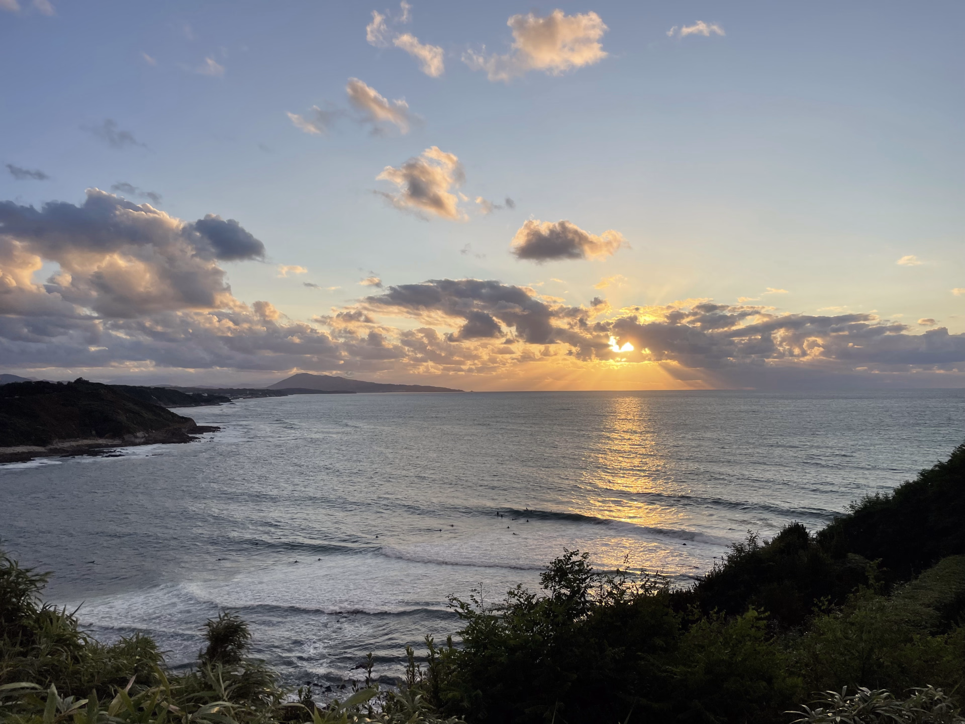 Photo couché de soleil pendant un road trip en surf