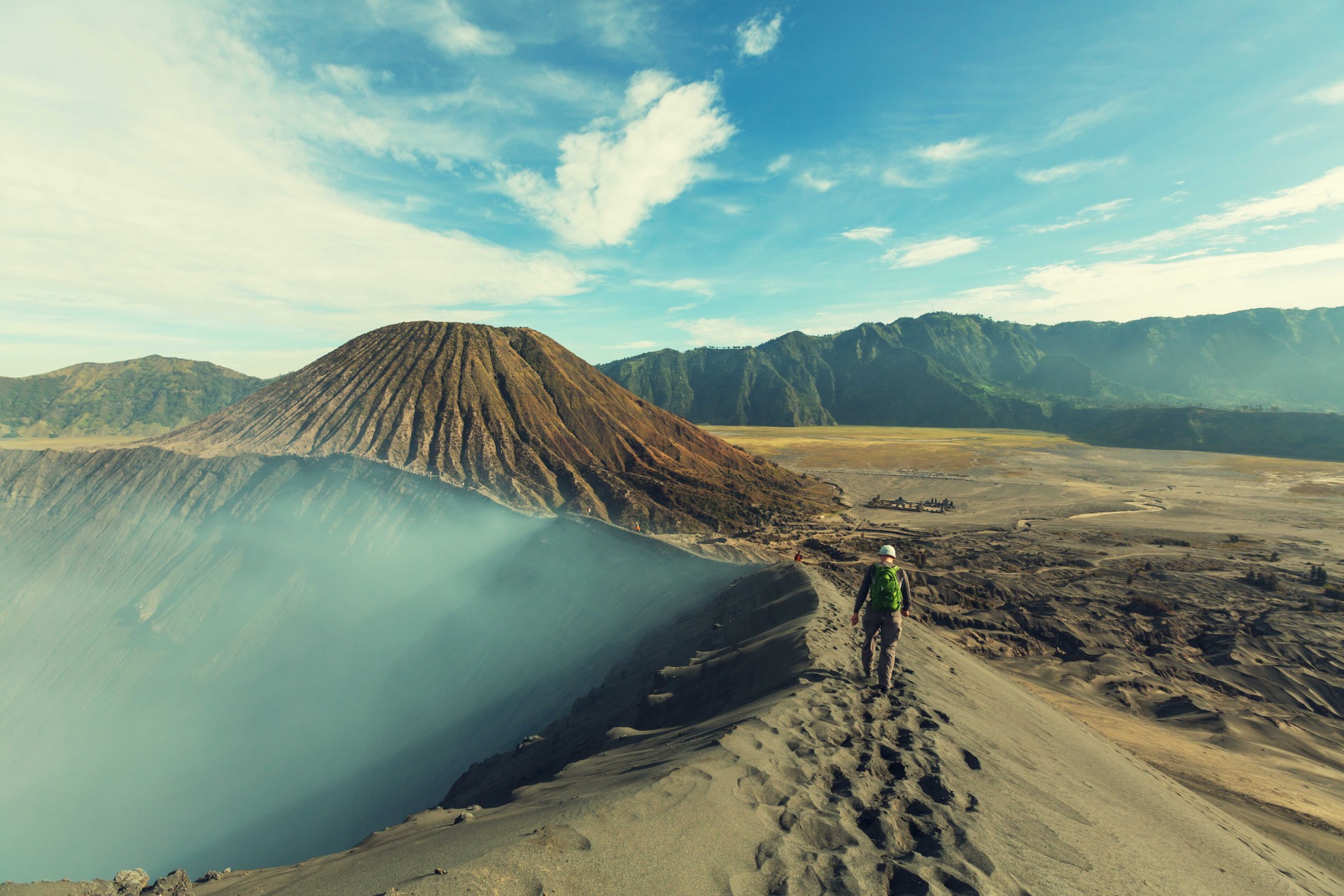 Un randonneur en train de marcher sur le volcan Mont Bromo à Java en Indonésie