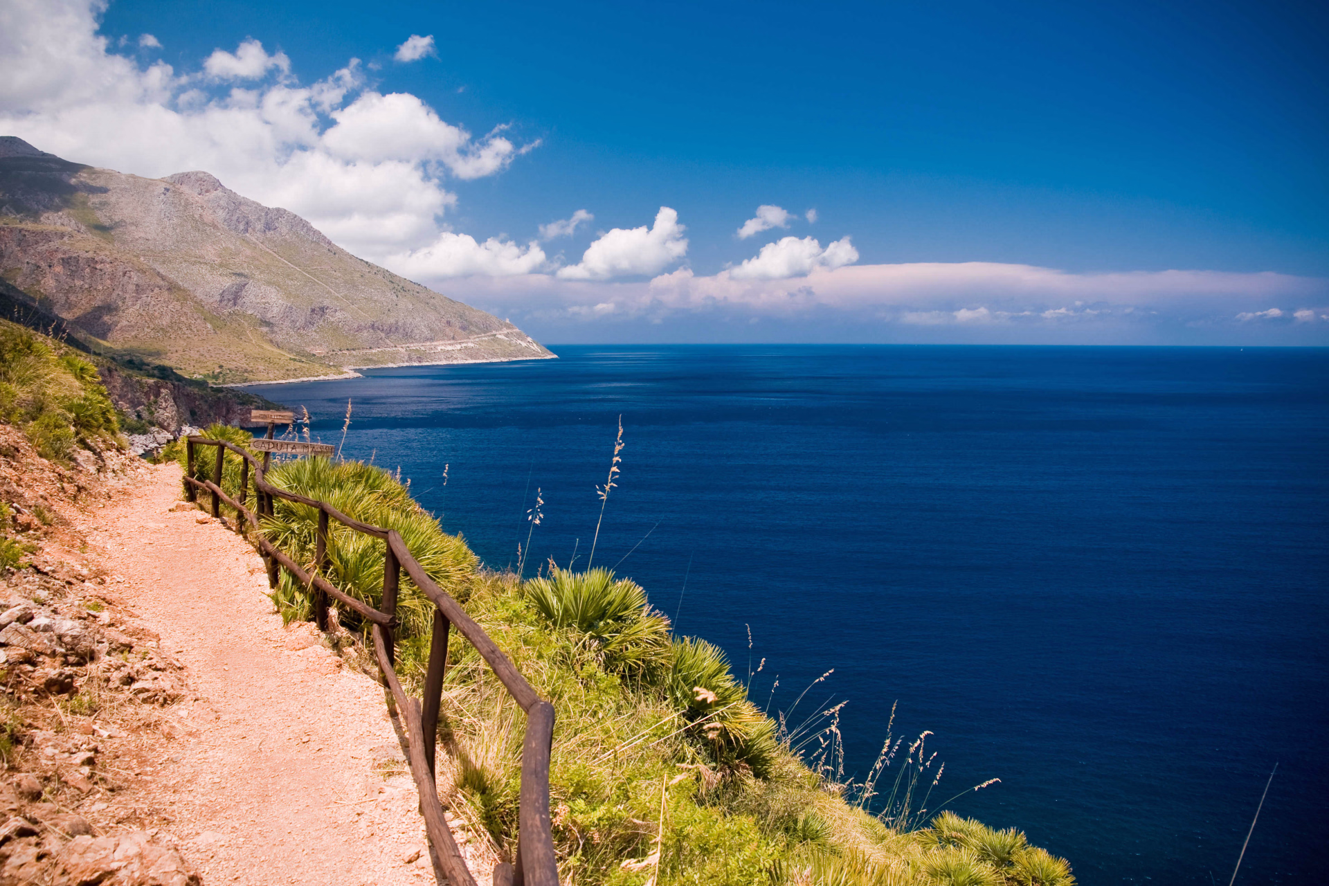 Sentier en Sicile