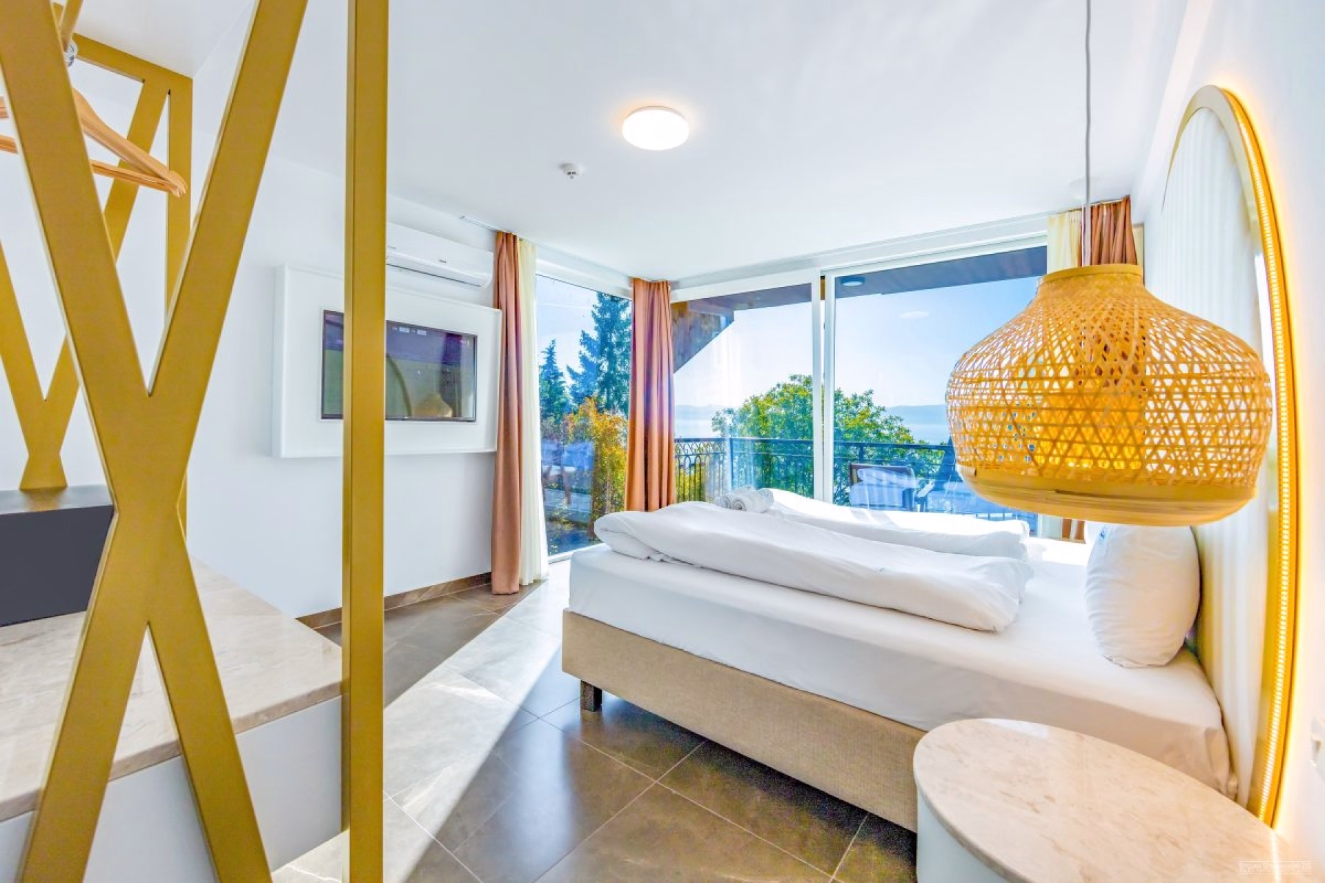 🏩 Hôtel 4* - Jours 3 à 4