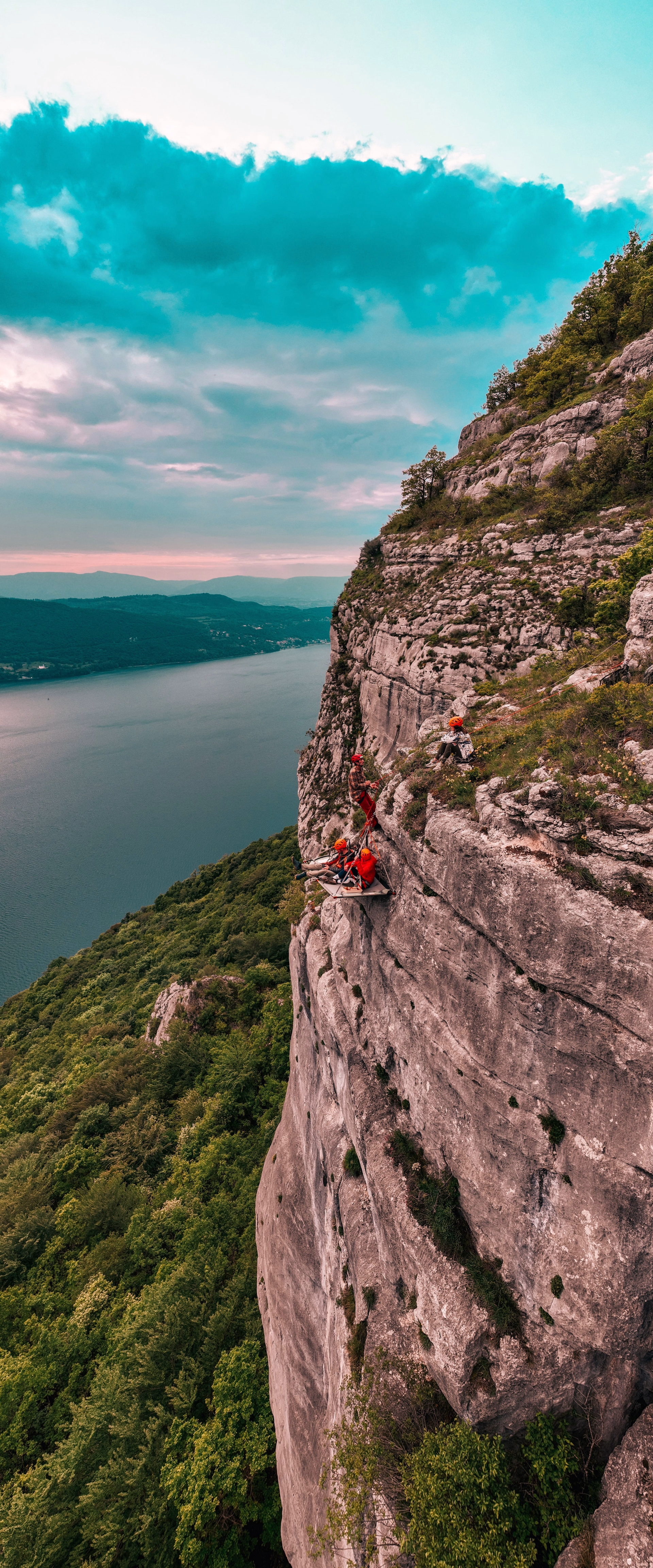 Nuit suspendue en falaise face au lac du Bourget