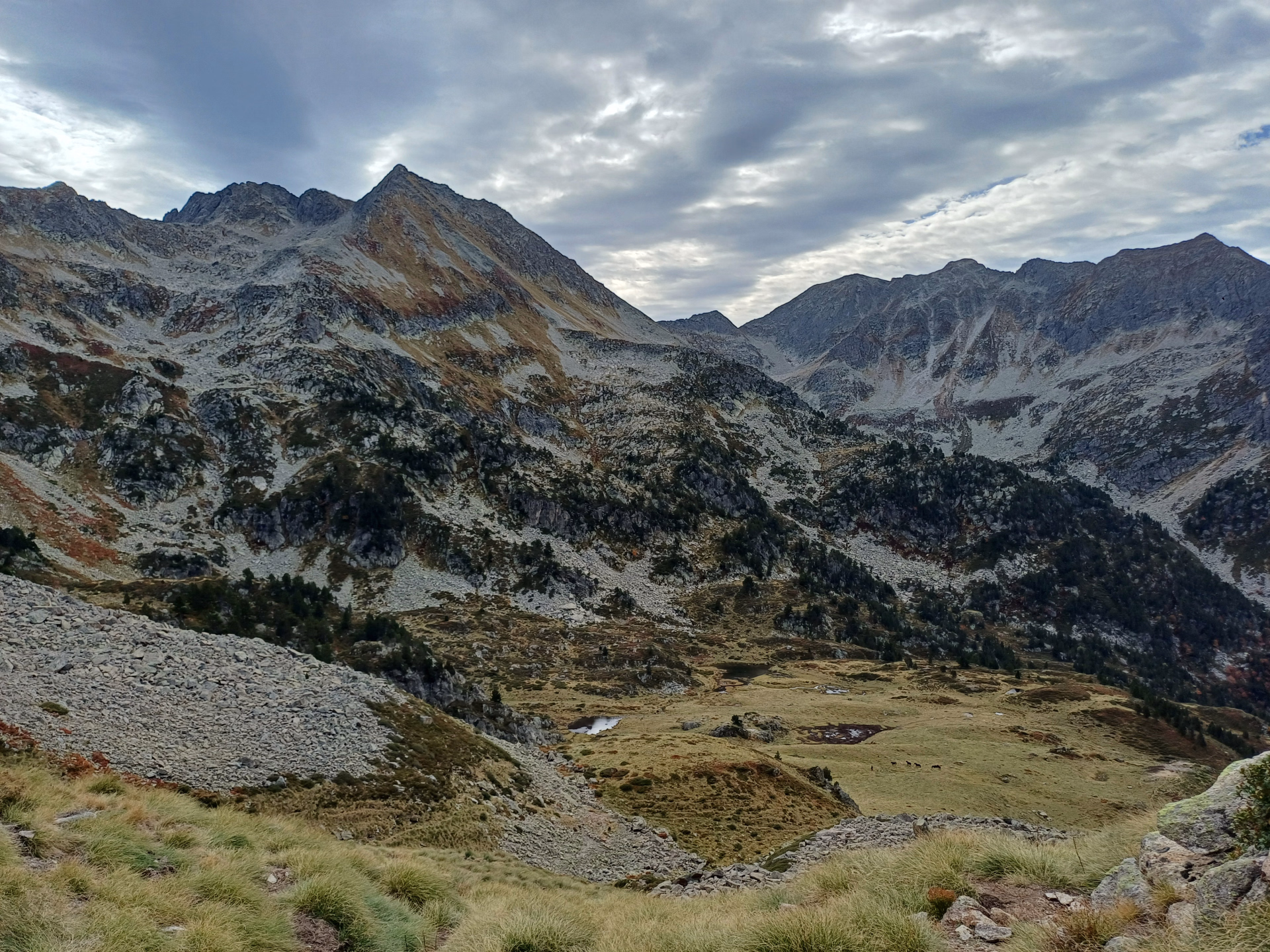Photo des montagnes dans les Pyrénées pendant une randonnée