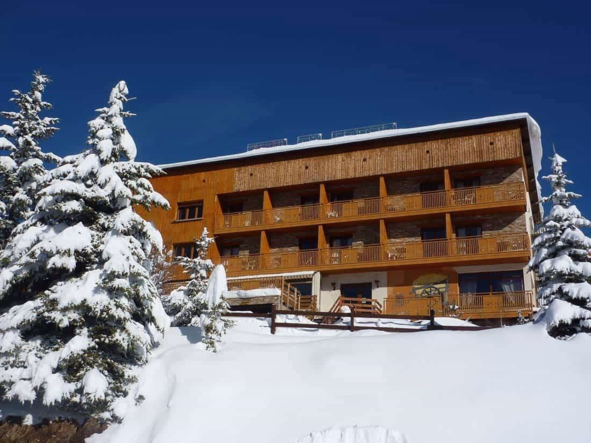 🏩 Hôtel 2* - Jours 1 à 4