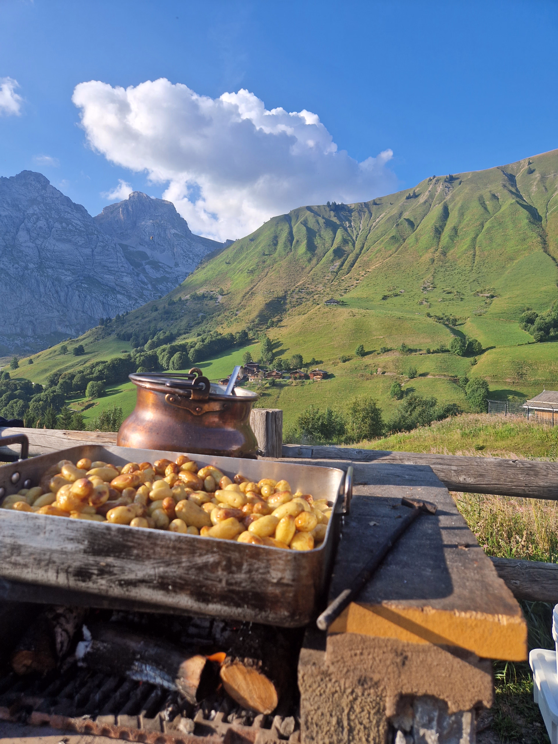 Repas face aux montagnes dans les Aravis