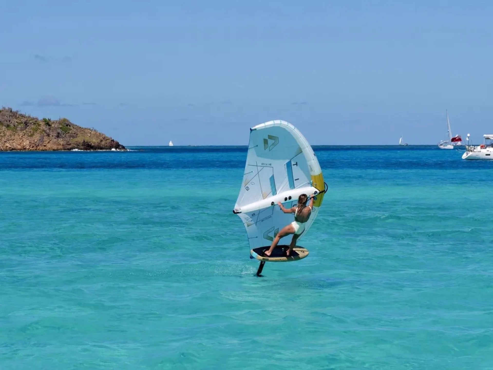 Wingfoil aux Grenadines à bord d'un trimaran