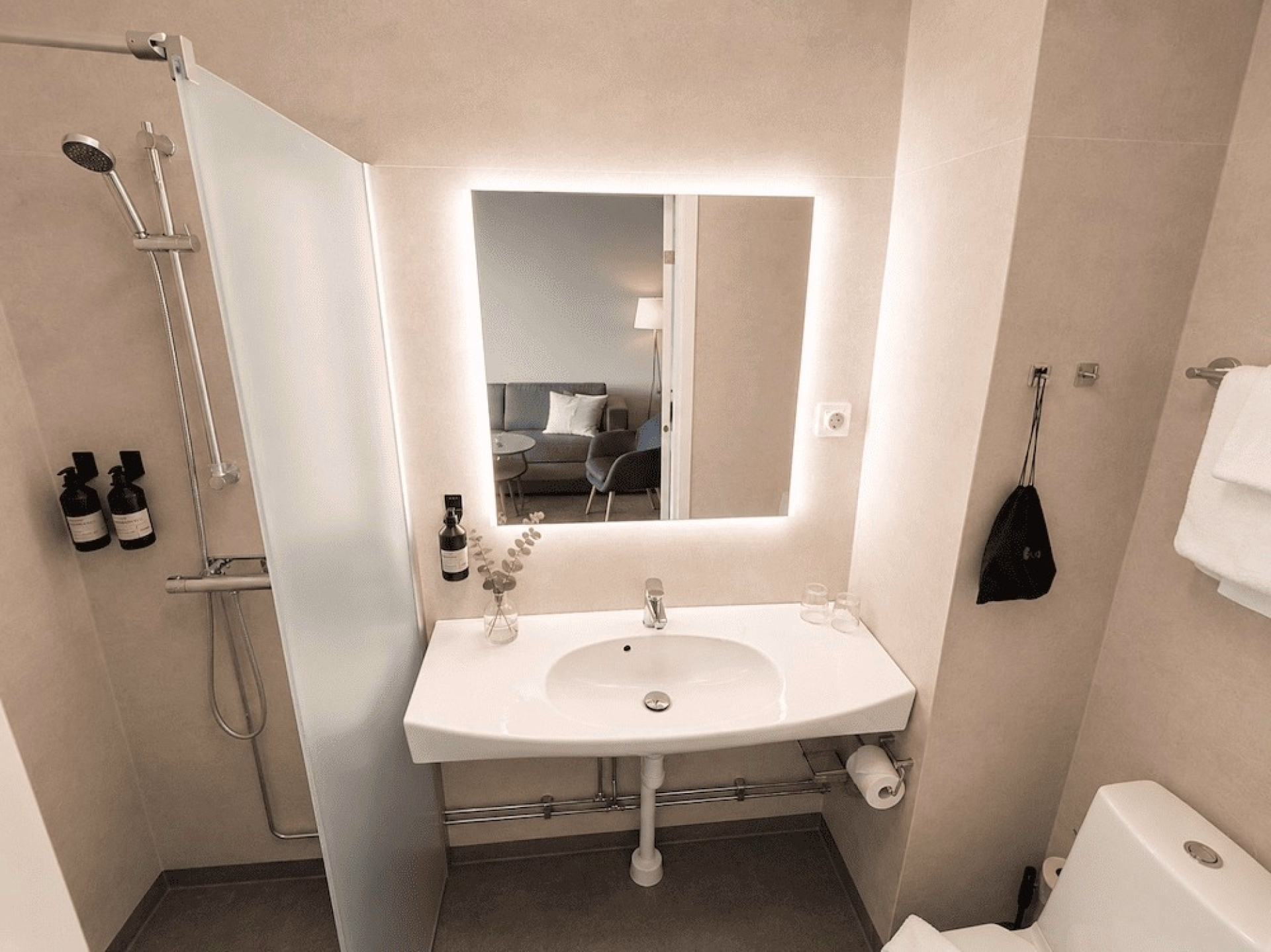 🏨 Hôtel 3* - Jours 1 à 7
