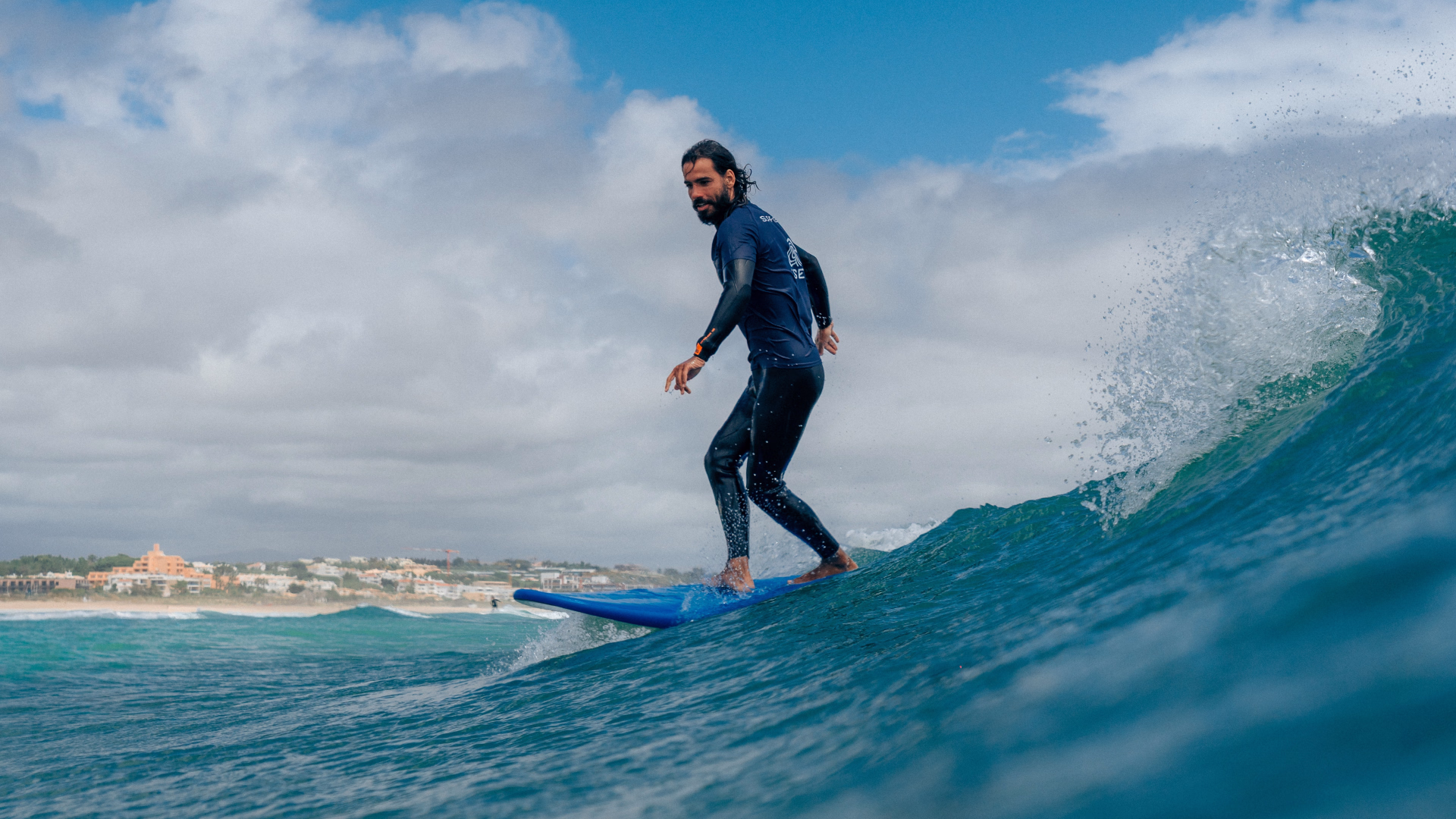Apprenez à surfer sur la côte ensoleillée de l'Algarve