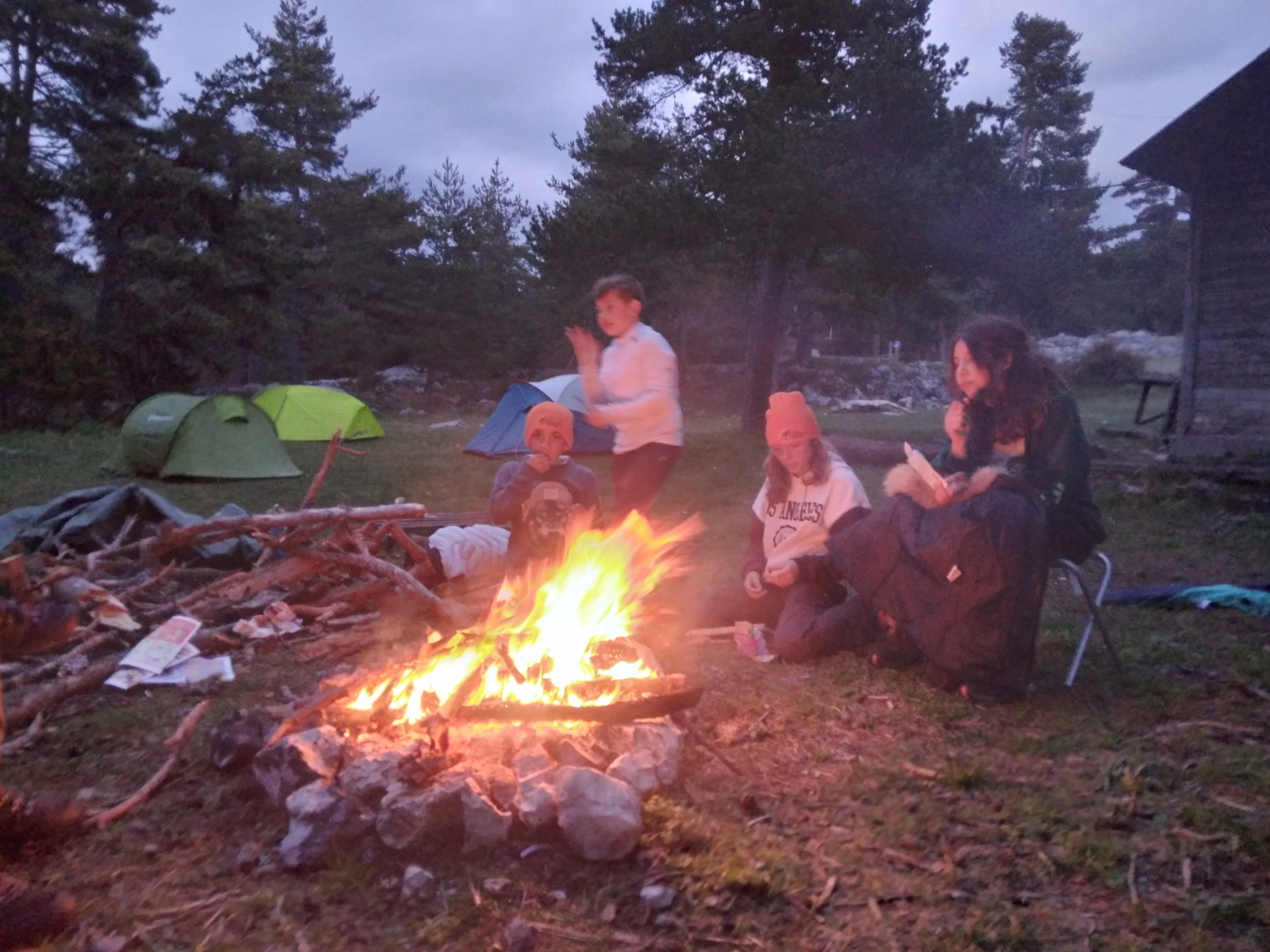 Micro-aventure bivouac et survie en forêt