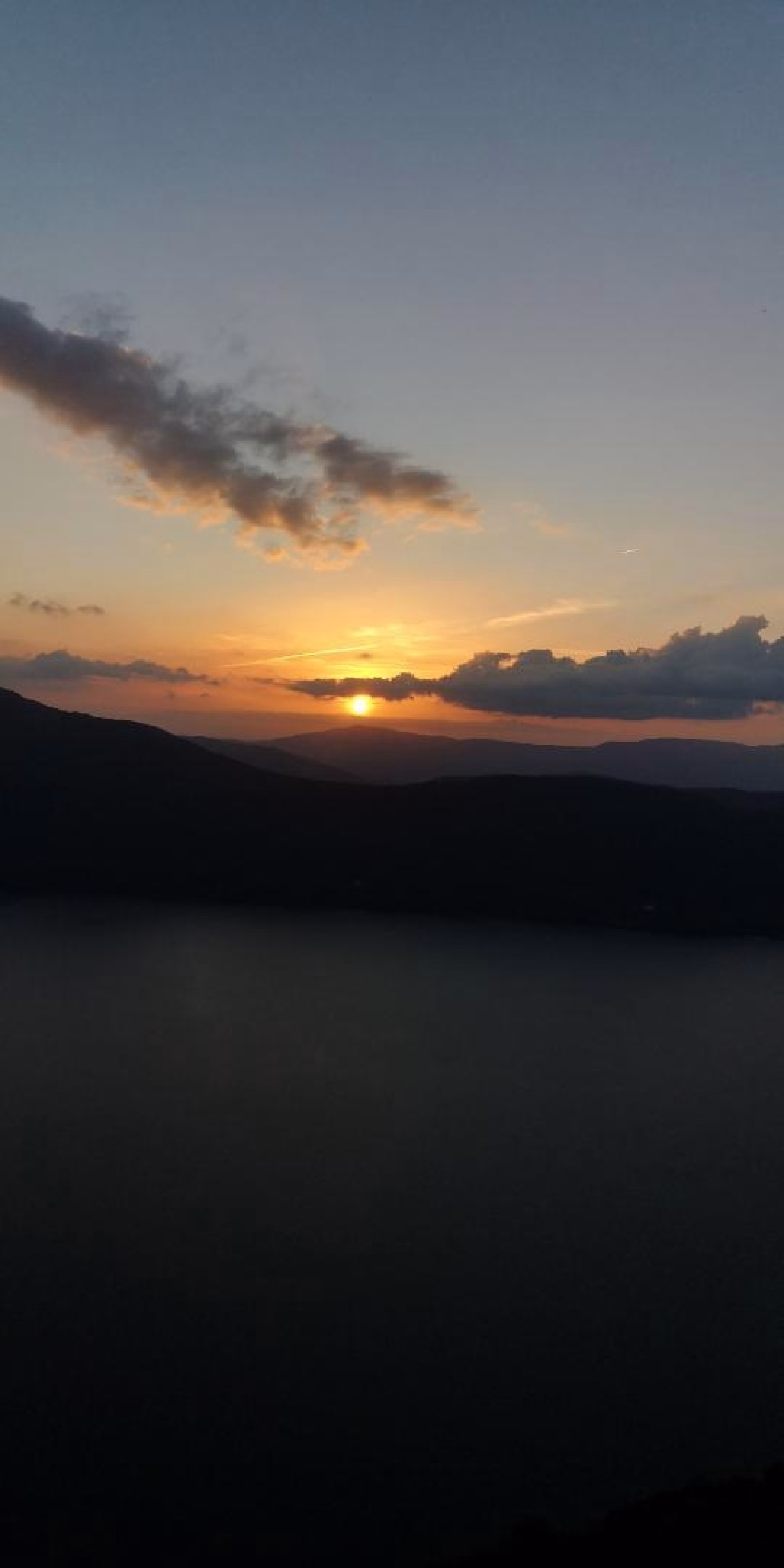 Nuit suspendue en falaise face au lac du Bourget