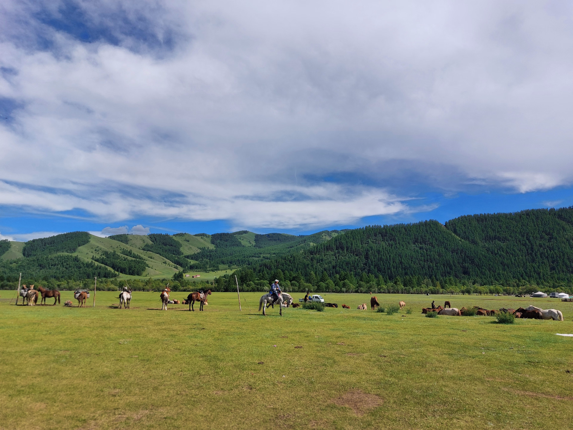 Randonnée à cheval dans le parc national de Terelj en Mongolie