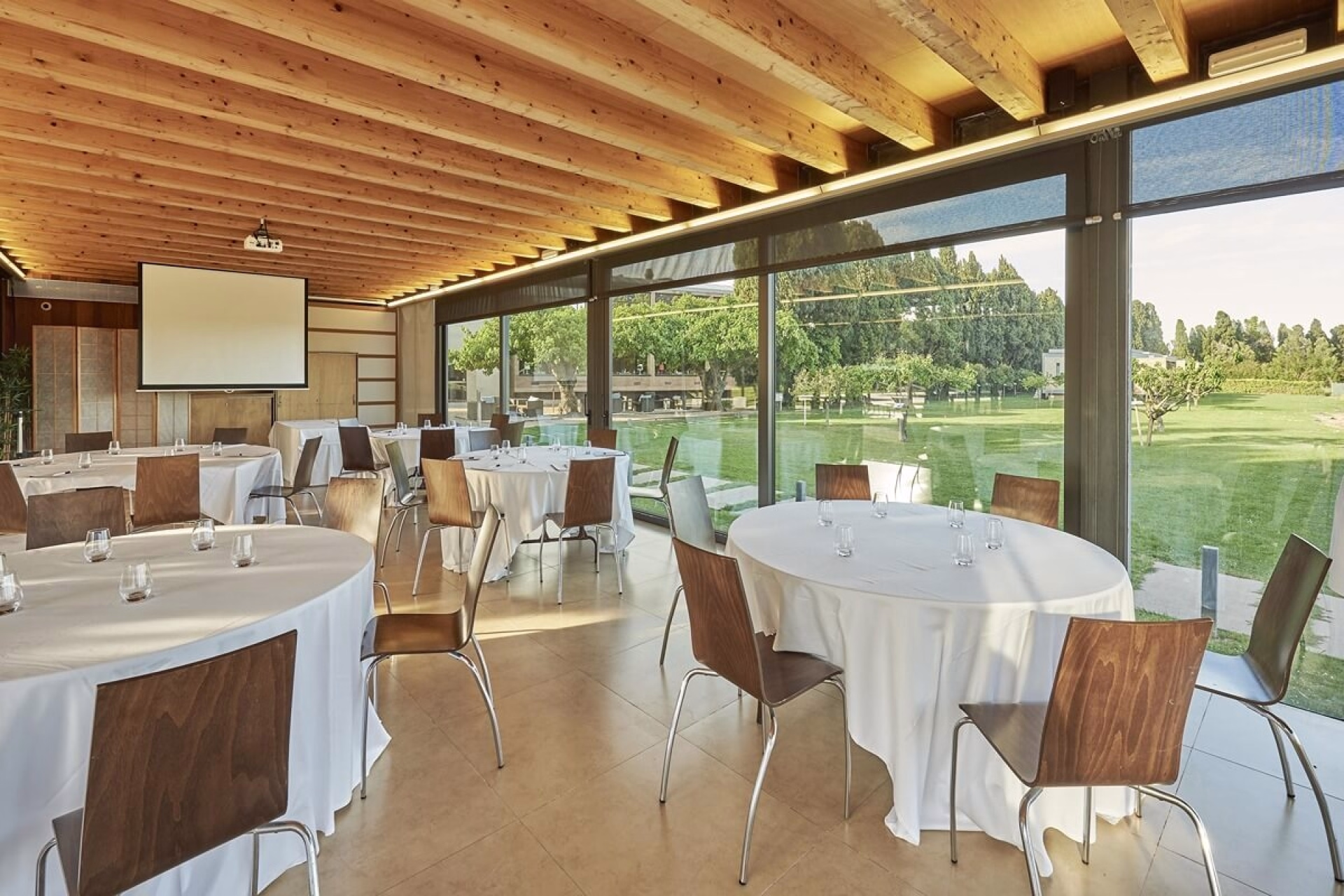 🏩 Hôtel 4* - Jours 1 à 2