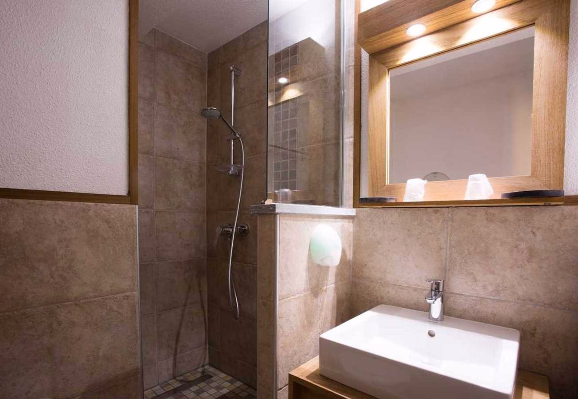 🏨 Hôtel 2* - Jours 1 à 4, 6
