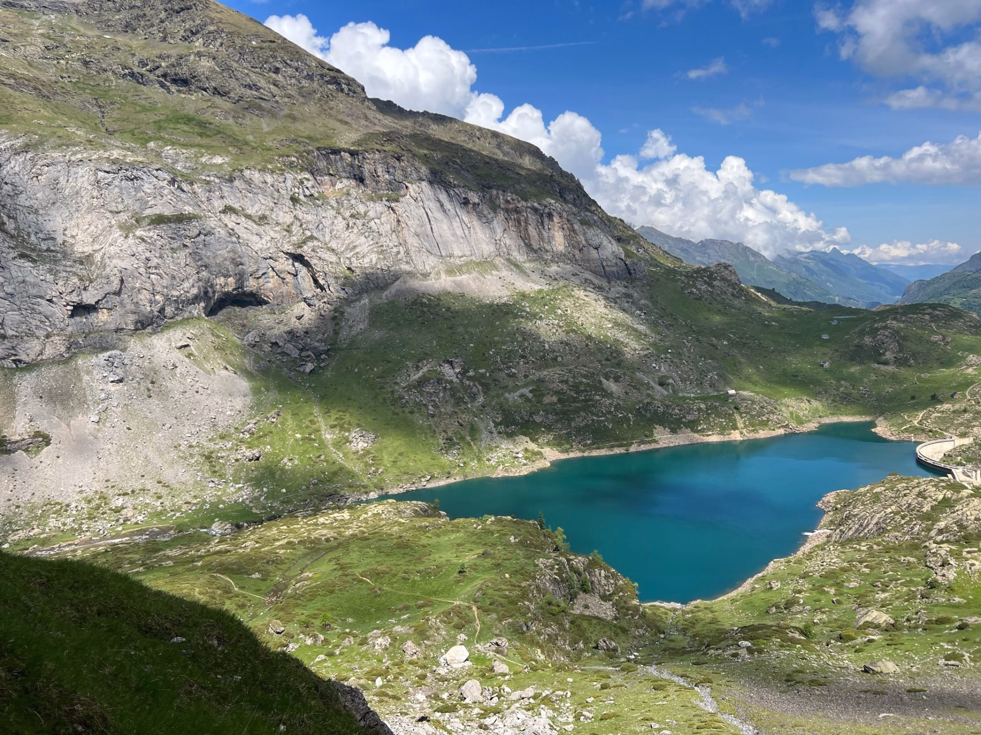 Randonnée authentique et saveurs locales dans les Pyrénées