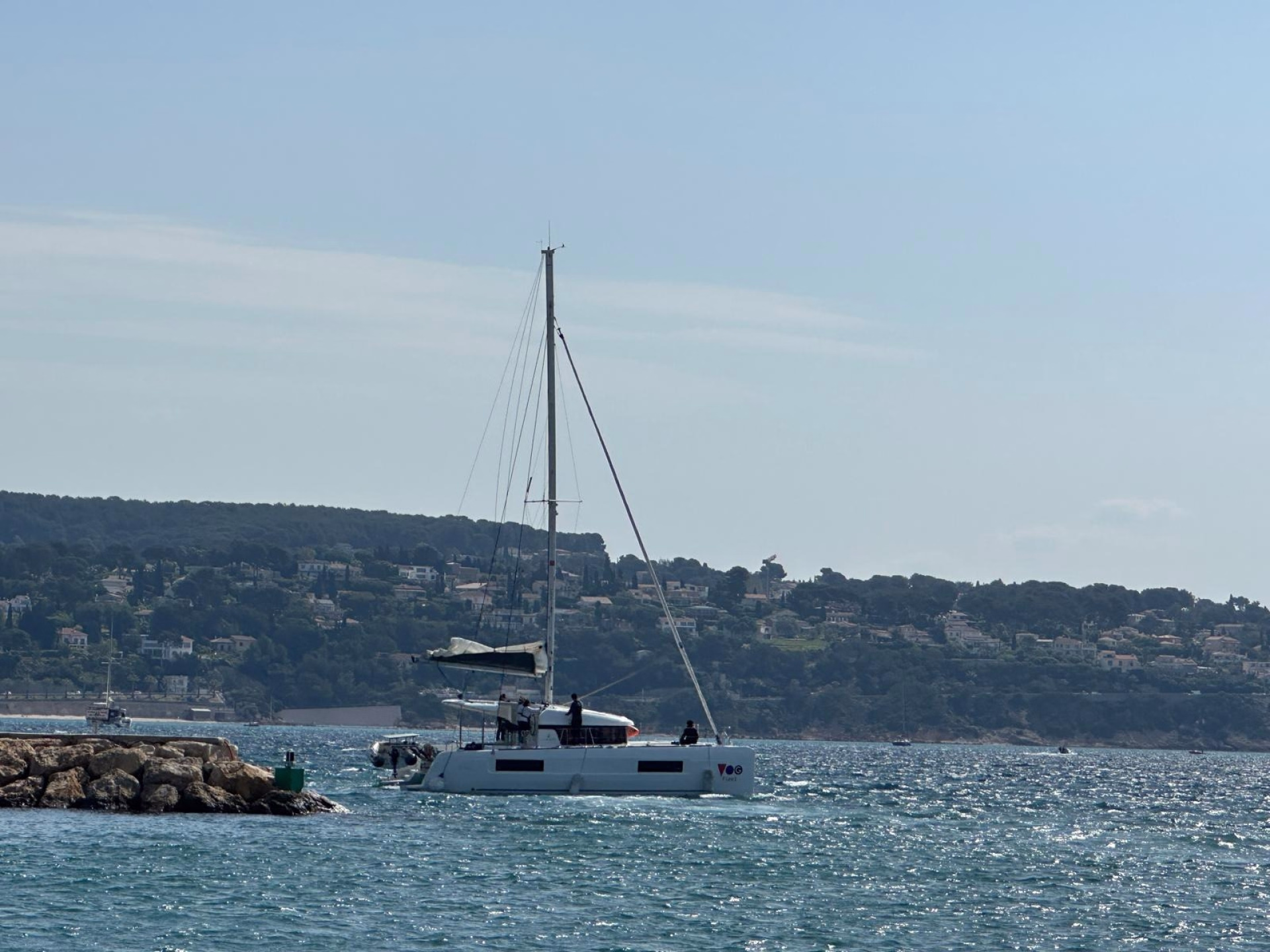 Manœuvres de port : stage court de voile en catamaran à Marseille