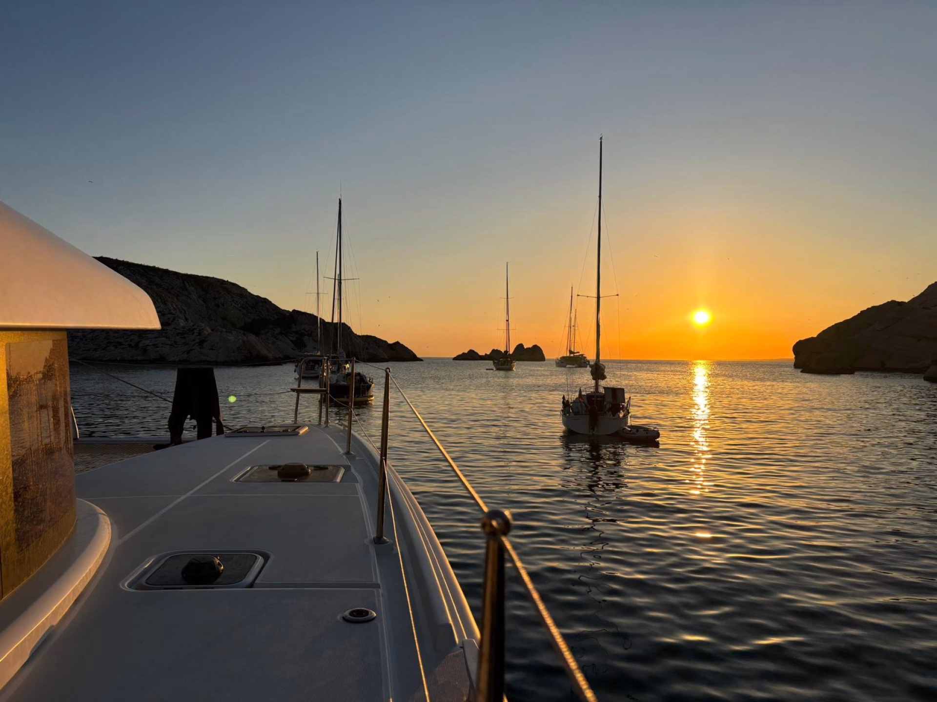 Cap sur les calanques : initiation à la voile en catamaran