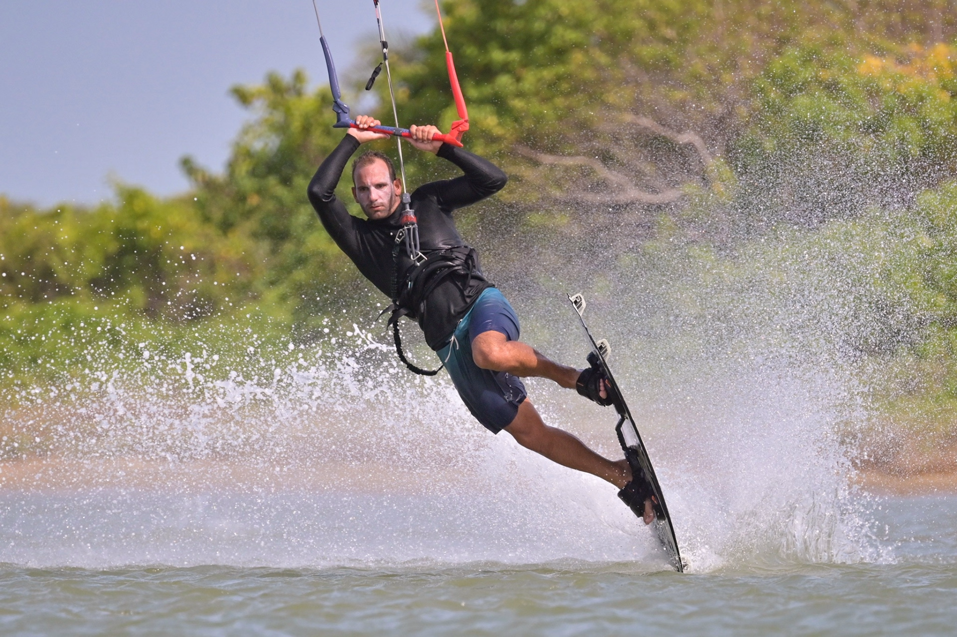 Kitesurf en autonomie dans un lagon à Kalpitiya au Sri Lanka