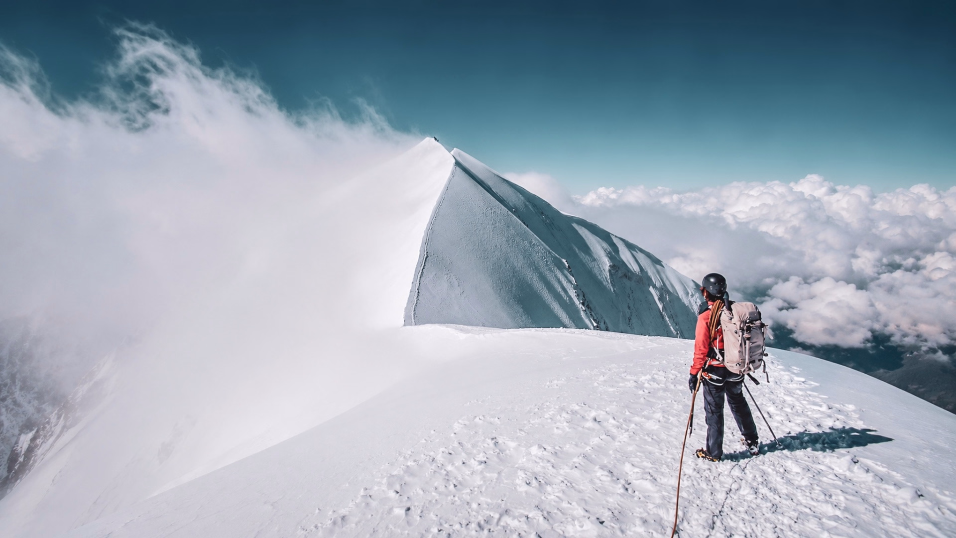 Traversée glaciaire des Dômes de Miage, face au Mont-Blanc