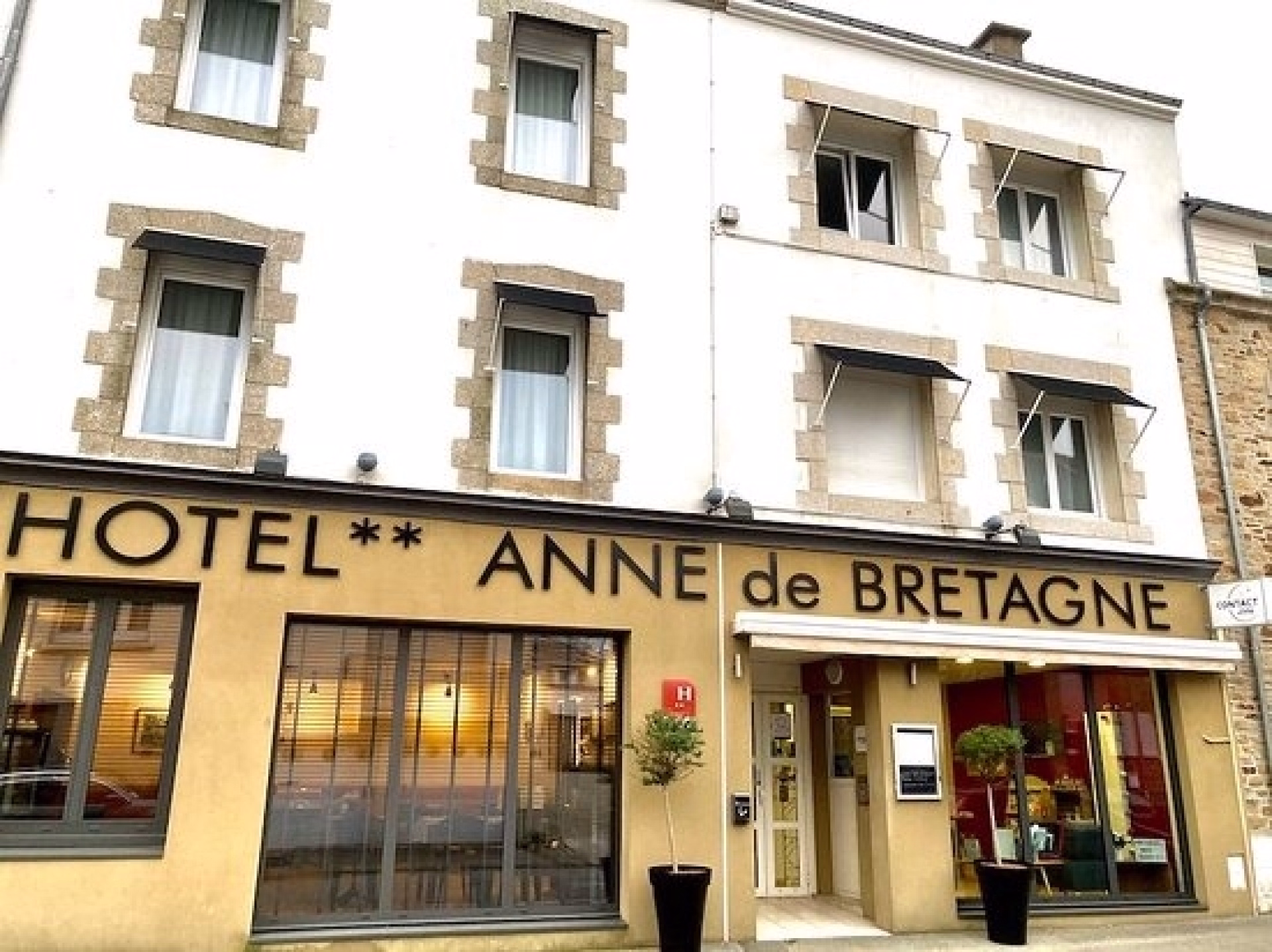 🏨 Hôtel 2* - Jour 1 et 6