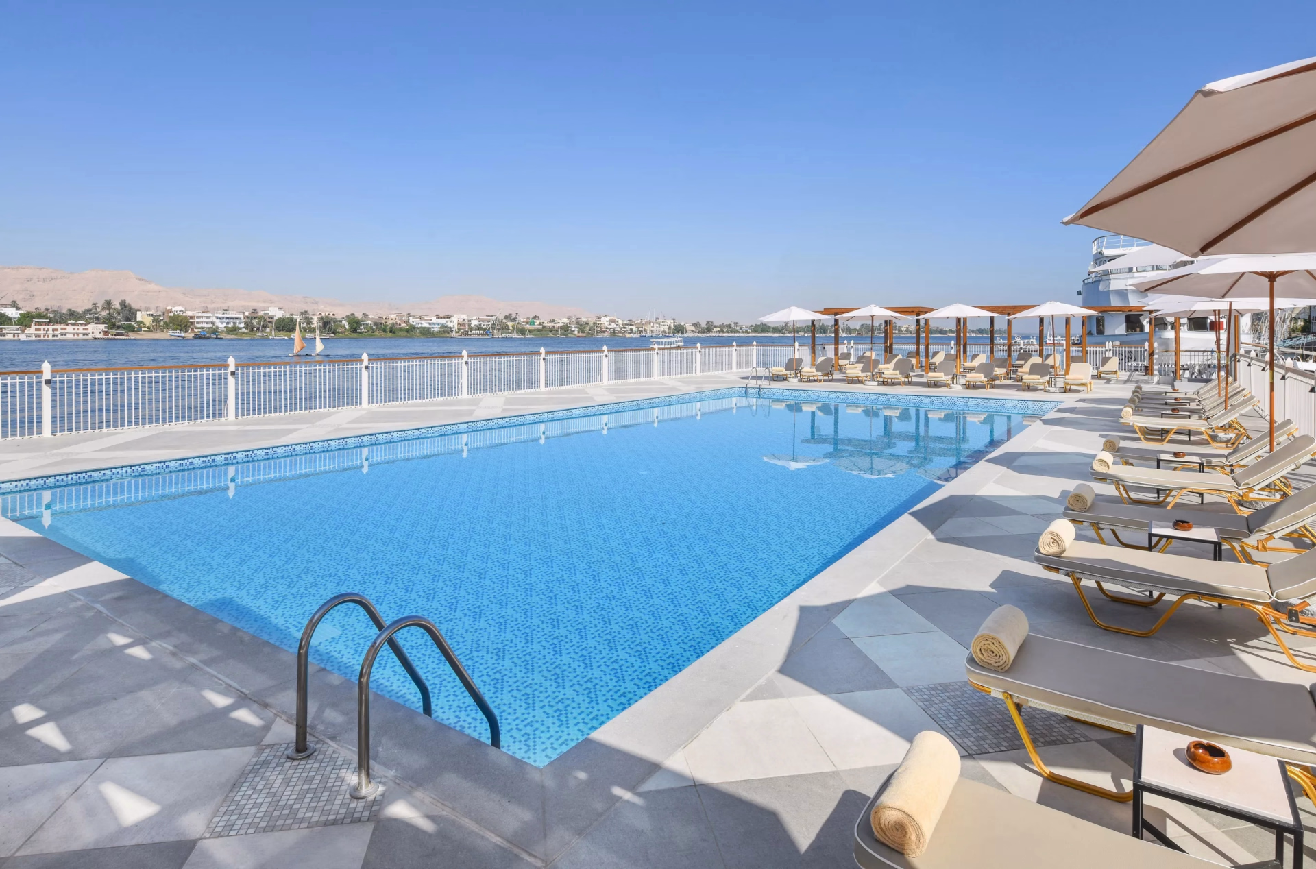 🏩 Hôtel 4* - Jours 5 à 6