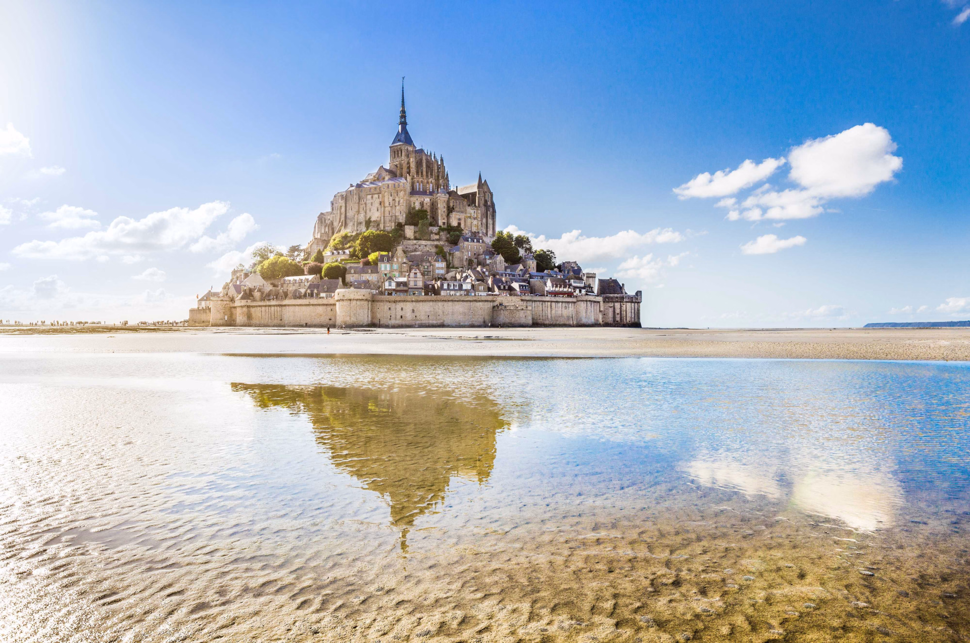 Partez à la découverte du célèbre Mont Saint Michel avec nos voyages sportifs.