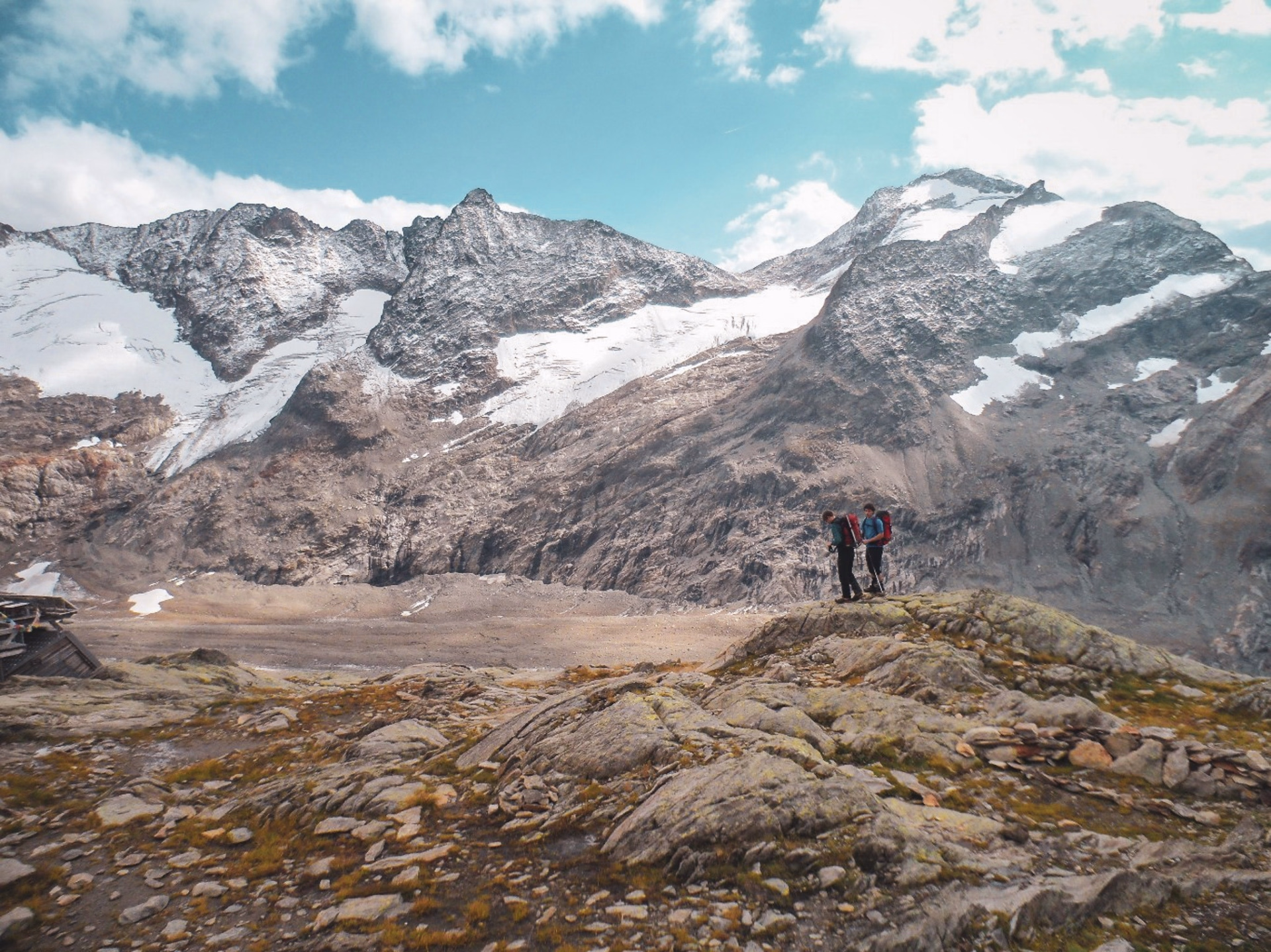 Traversée glaciaire des Dômes de Miage, face au Mont-Blanc