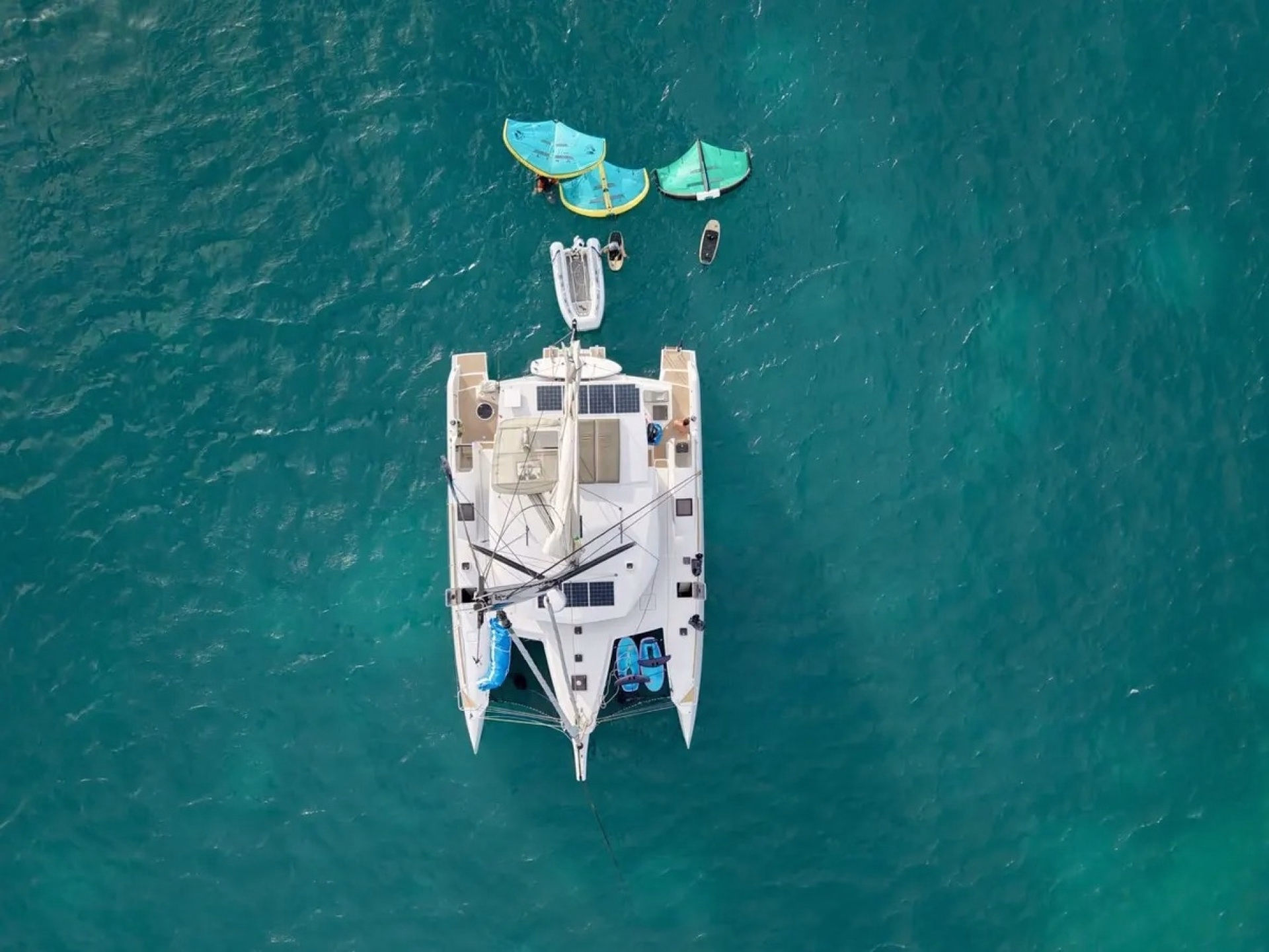 Wingfoil aux Grenadines à bord d'un trimaran