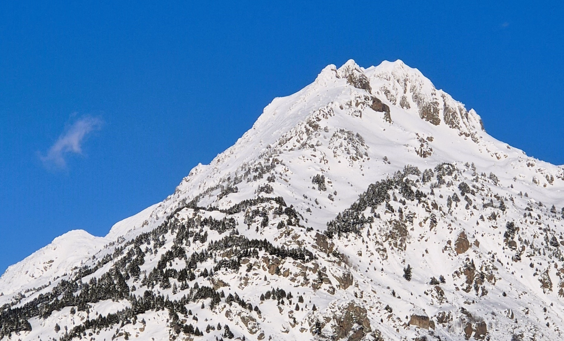 Trek hivernal en Andorre : raquettes et nuit magique en refuge