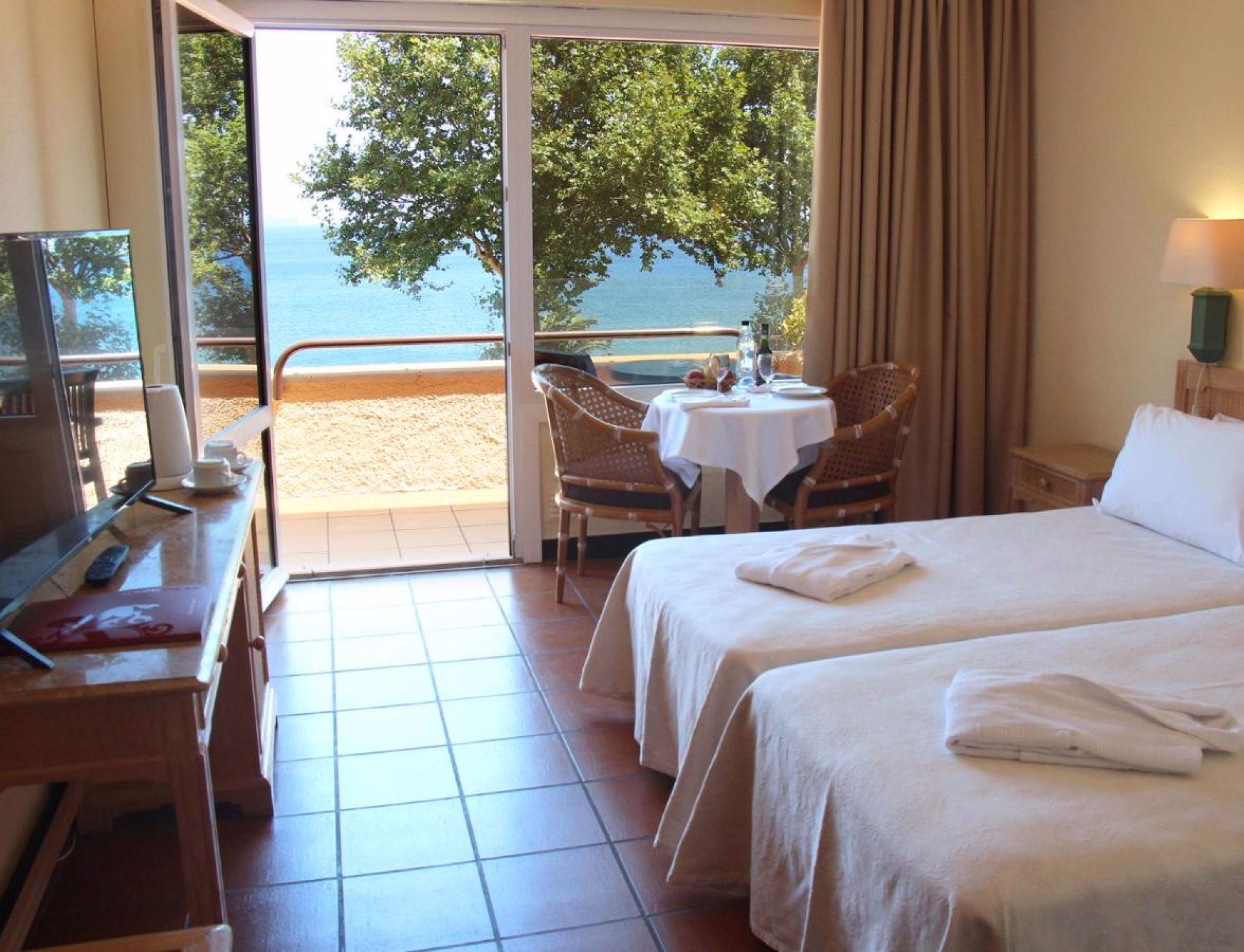 🏨 Hôtel 4* - Jours 1 à 6