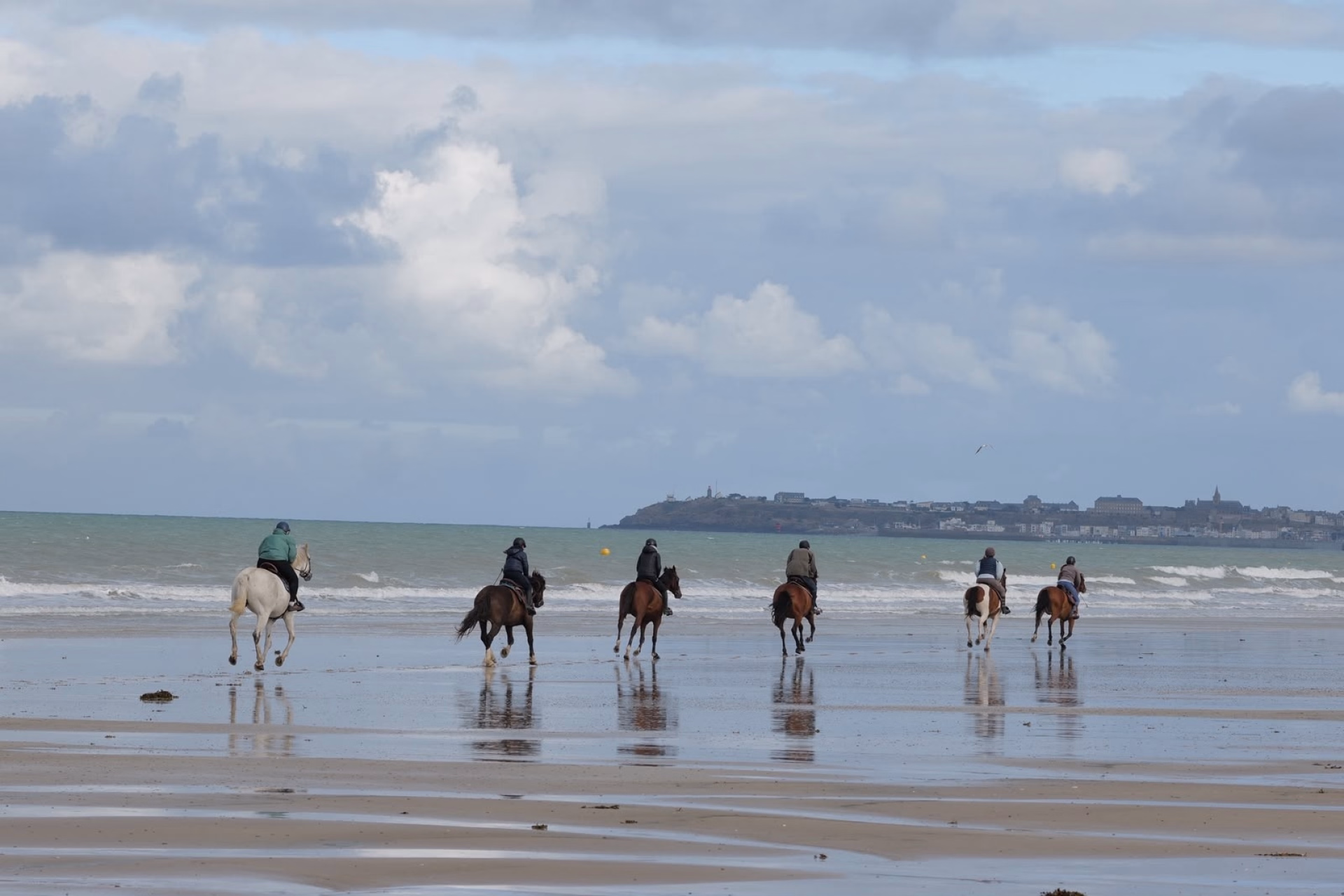 Randonnée à cheval sur les plages de Normandie