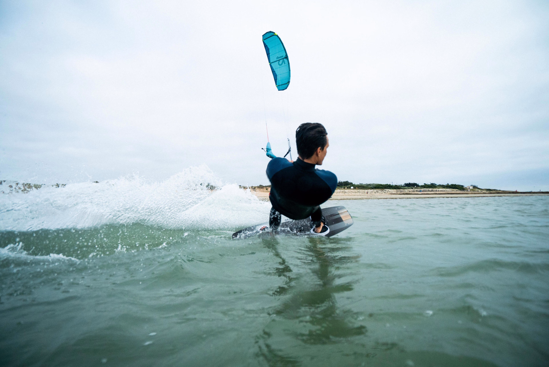kitesurf image © kitesurf image