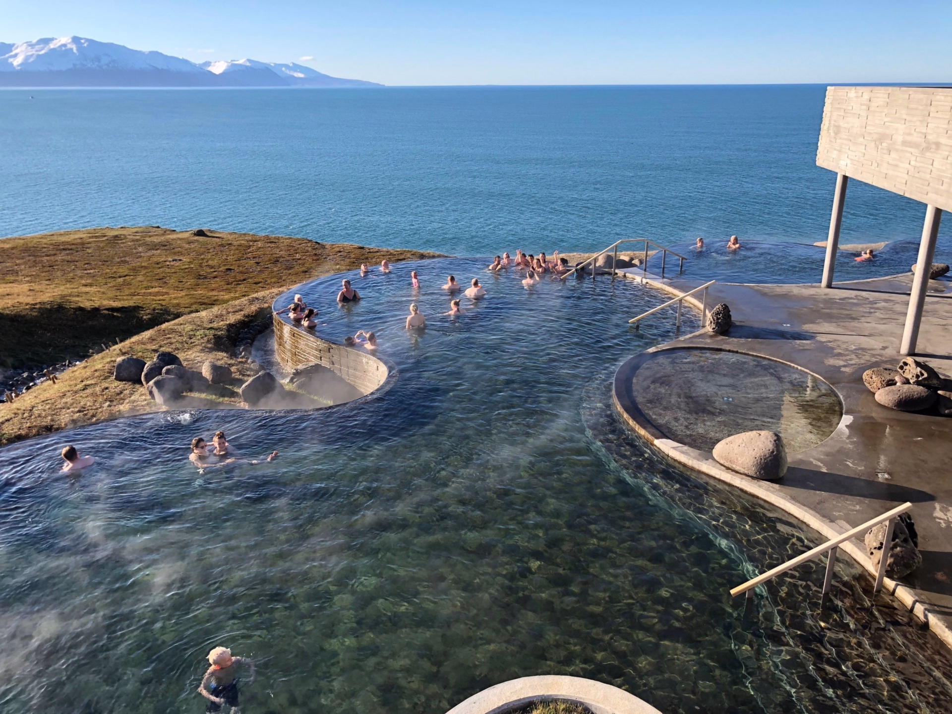 Vacances yoga et marche sous le soleil de minuit en Islande
