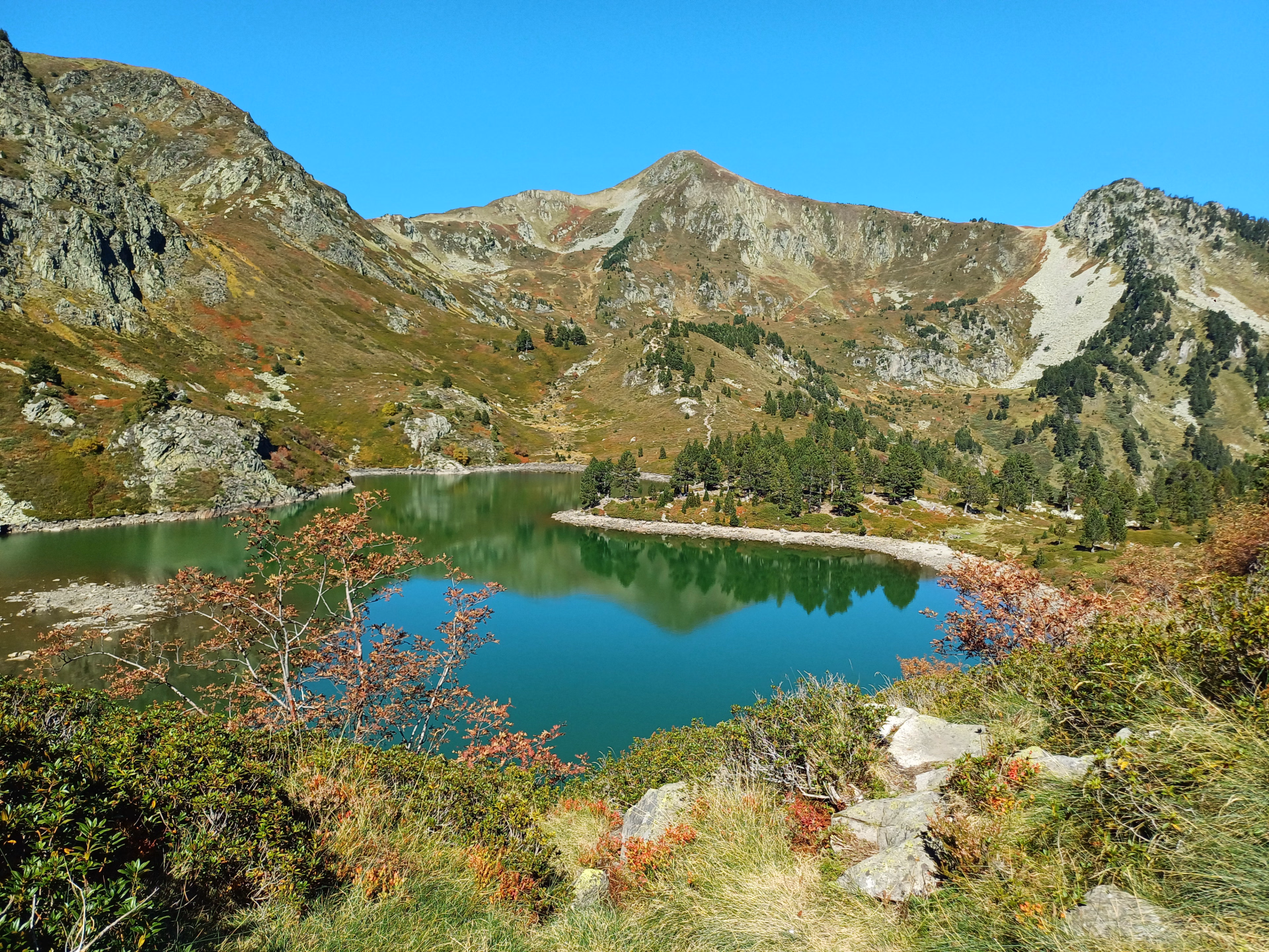 Photo d'un lac de montagne dans les Pyrénées