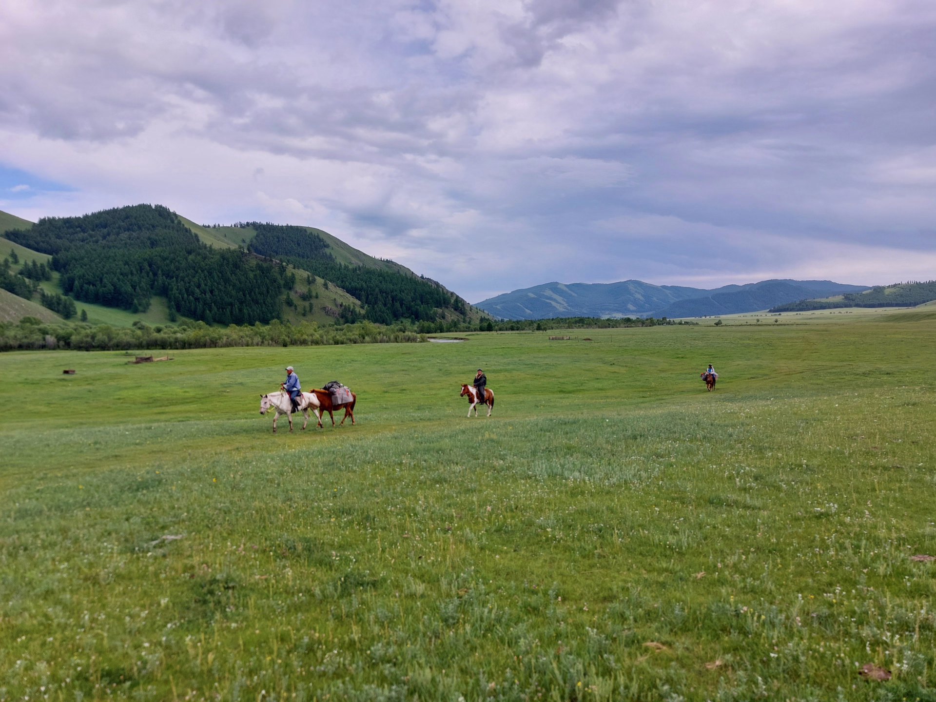 Randonnée à cheval dans le parc national de Terelj en Mongolie