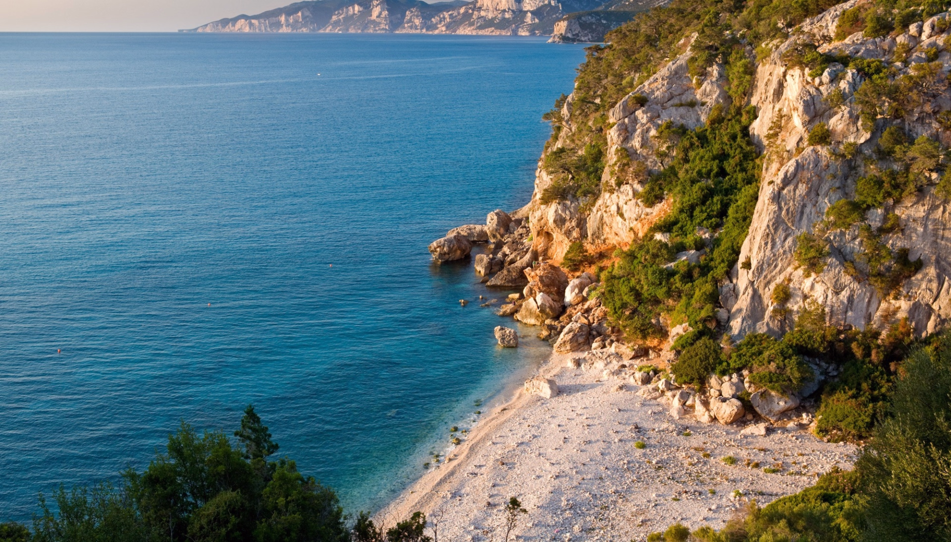 Randonnée entre falaises et criques secrètes en Sardaigne