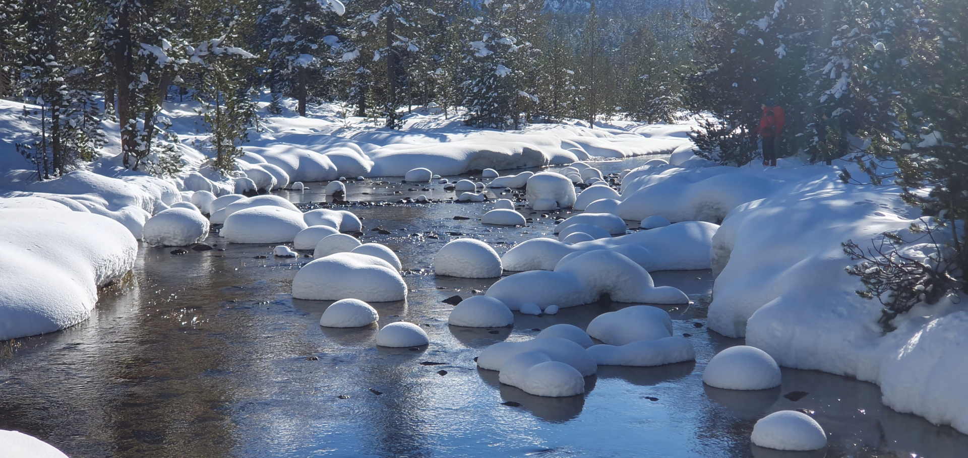 Raquettes dans les vallées enneigées des Encantats