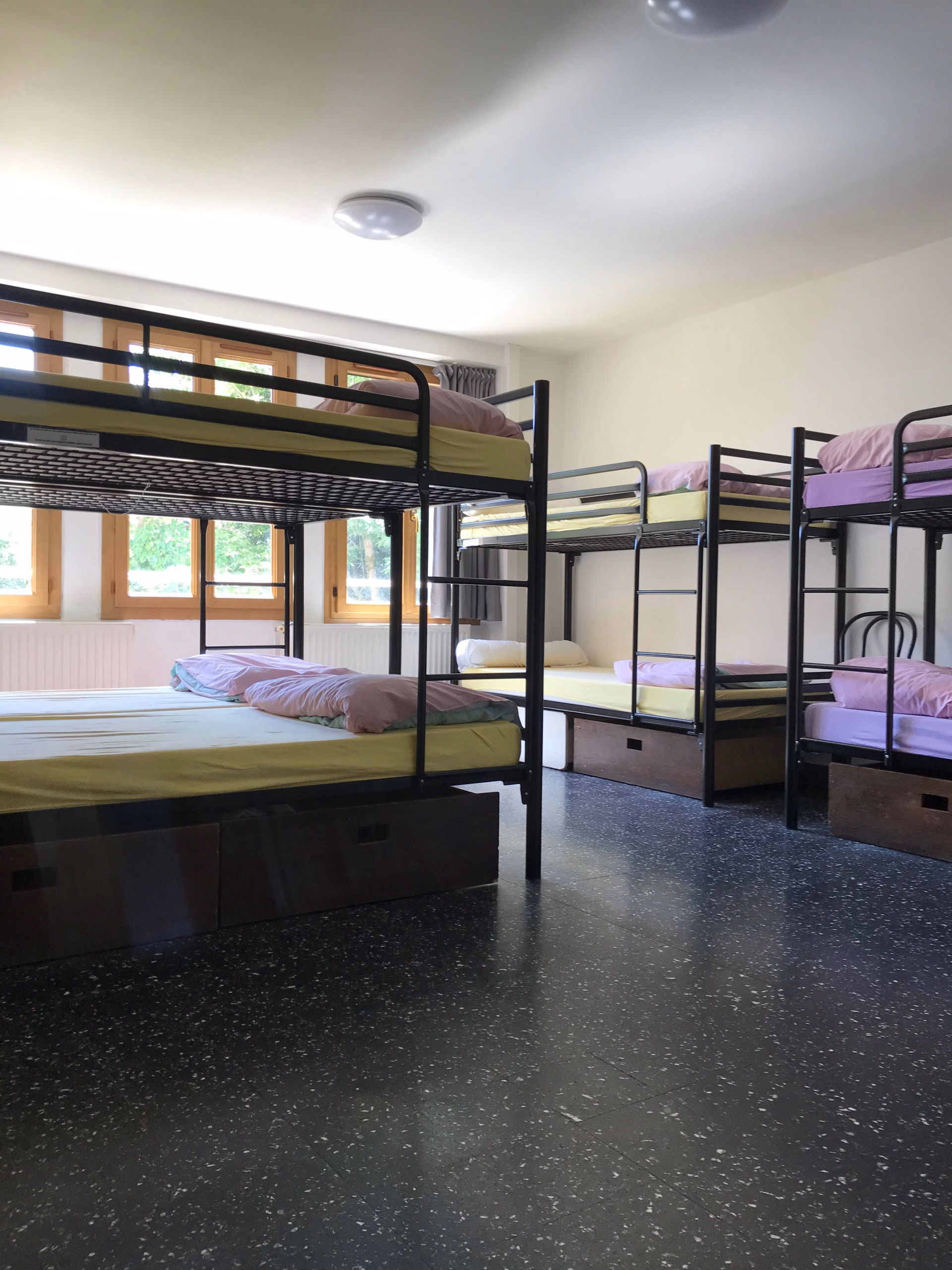 🏠 Youth hostel - Days 1 to 2