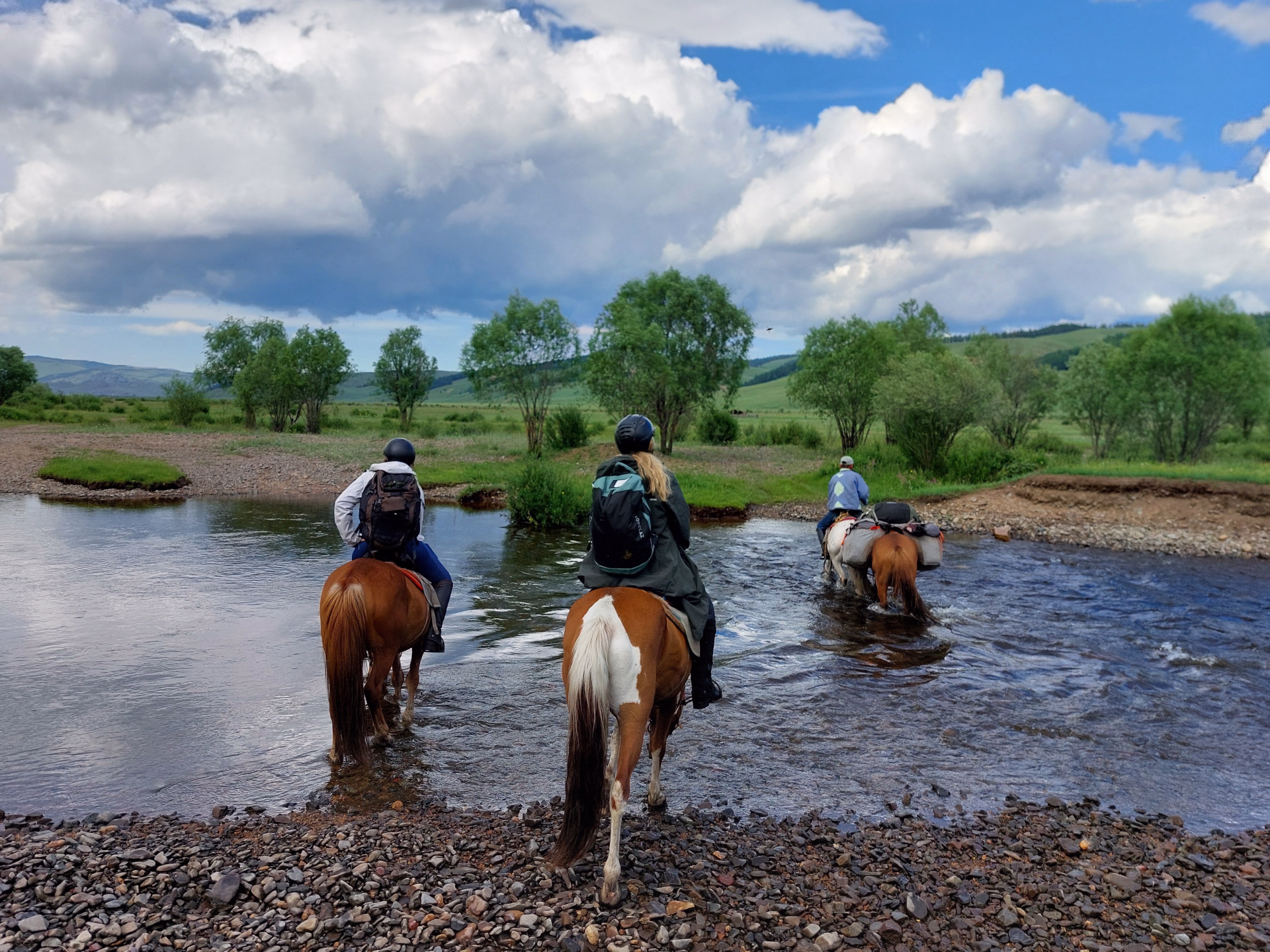 Randonnée à cheval dans le parc national de Terelj en Mongolie