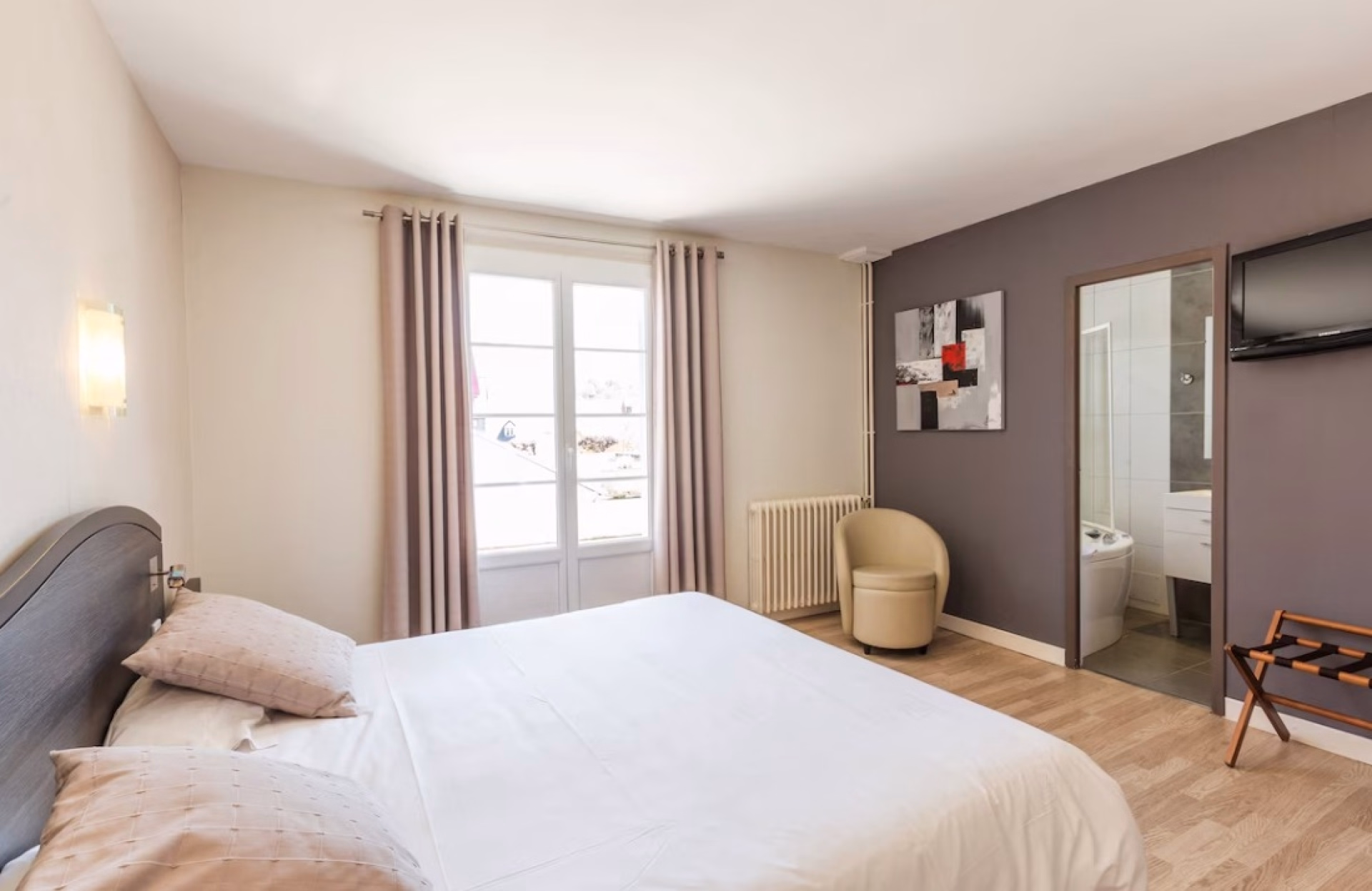 🏨 Hôtel 2* - Jours 1 à 5