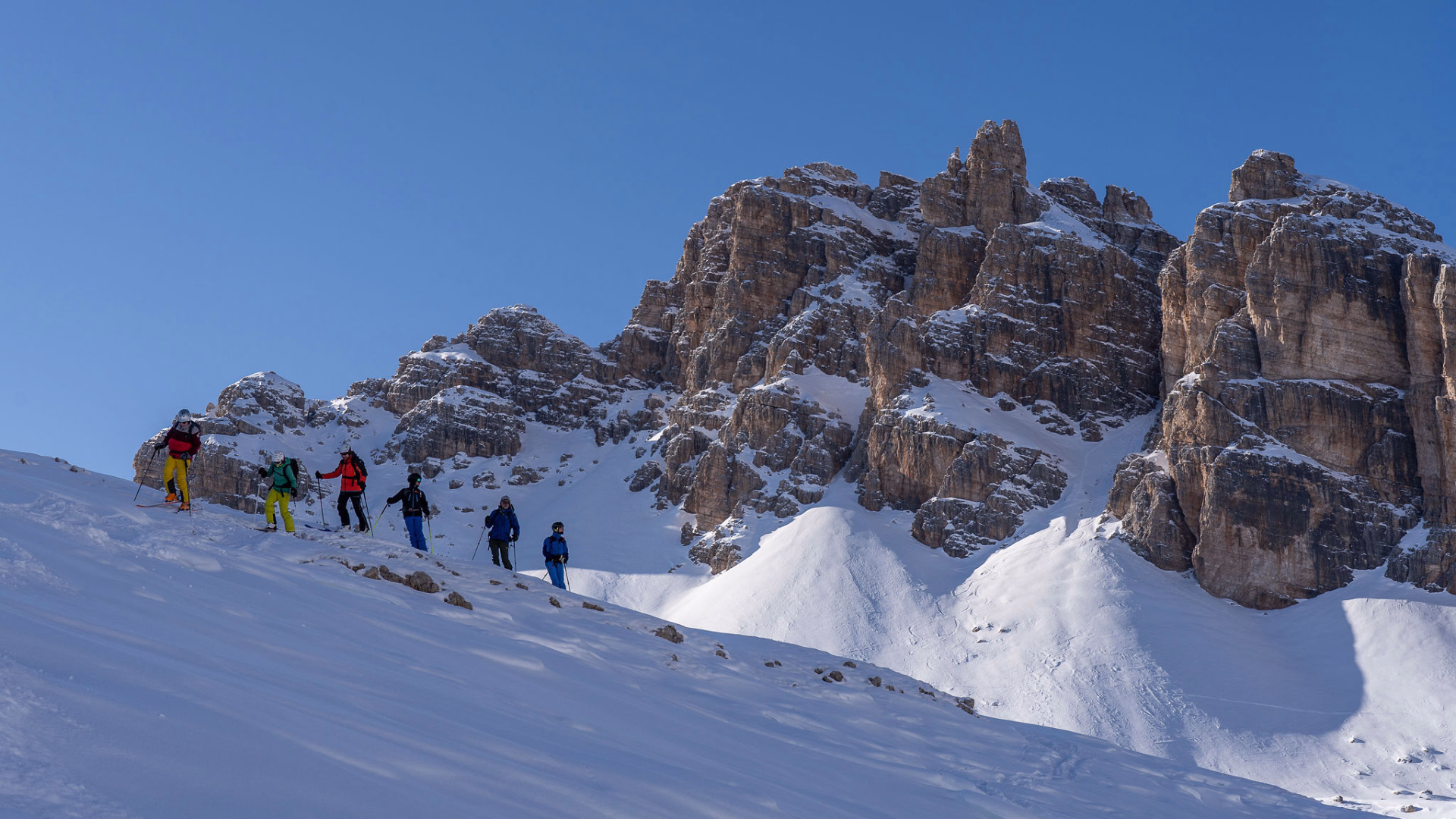 Skieur en pleine ascension