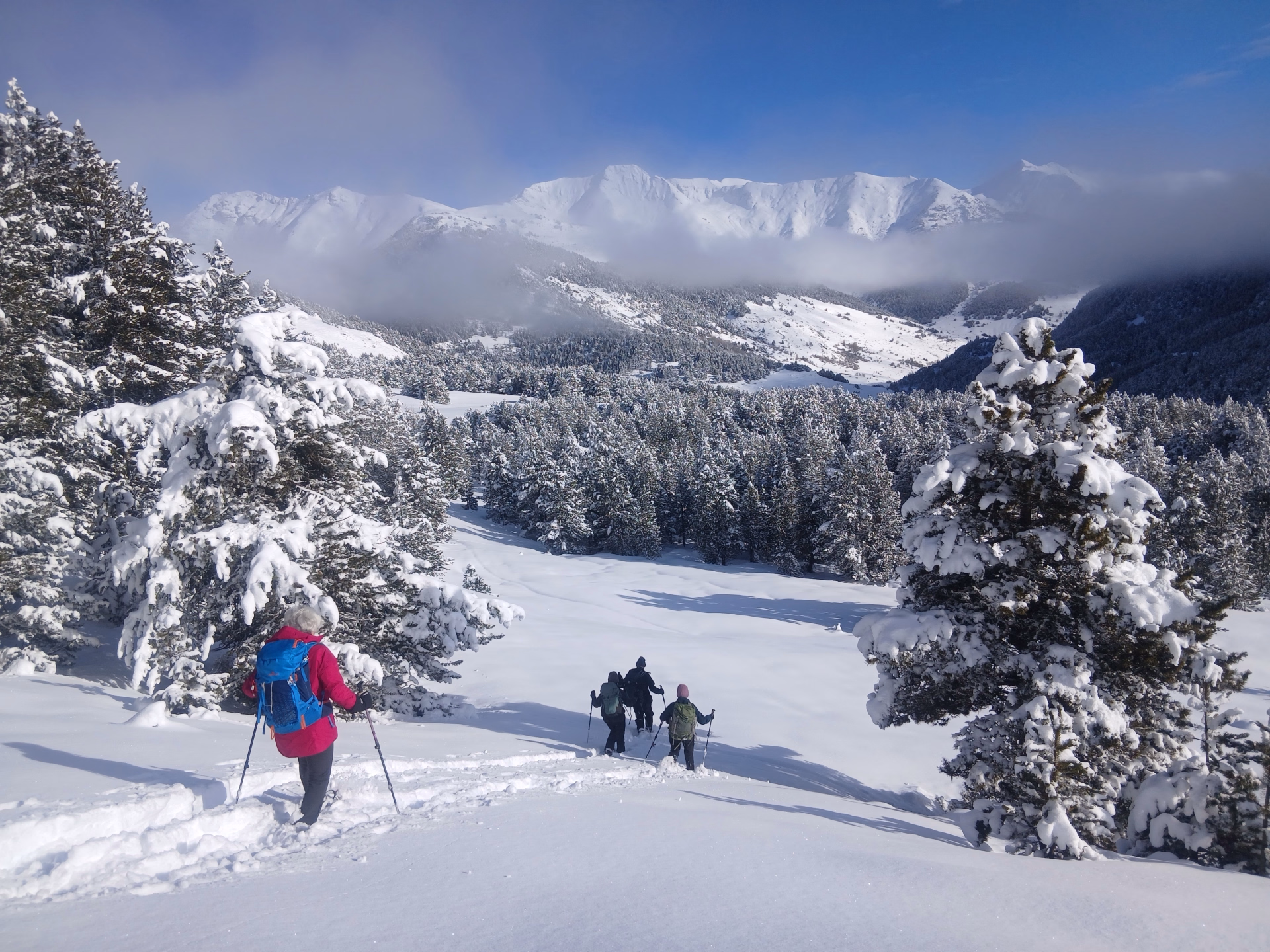 Raquettes dans les vallées enneigées des Encantats