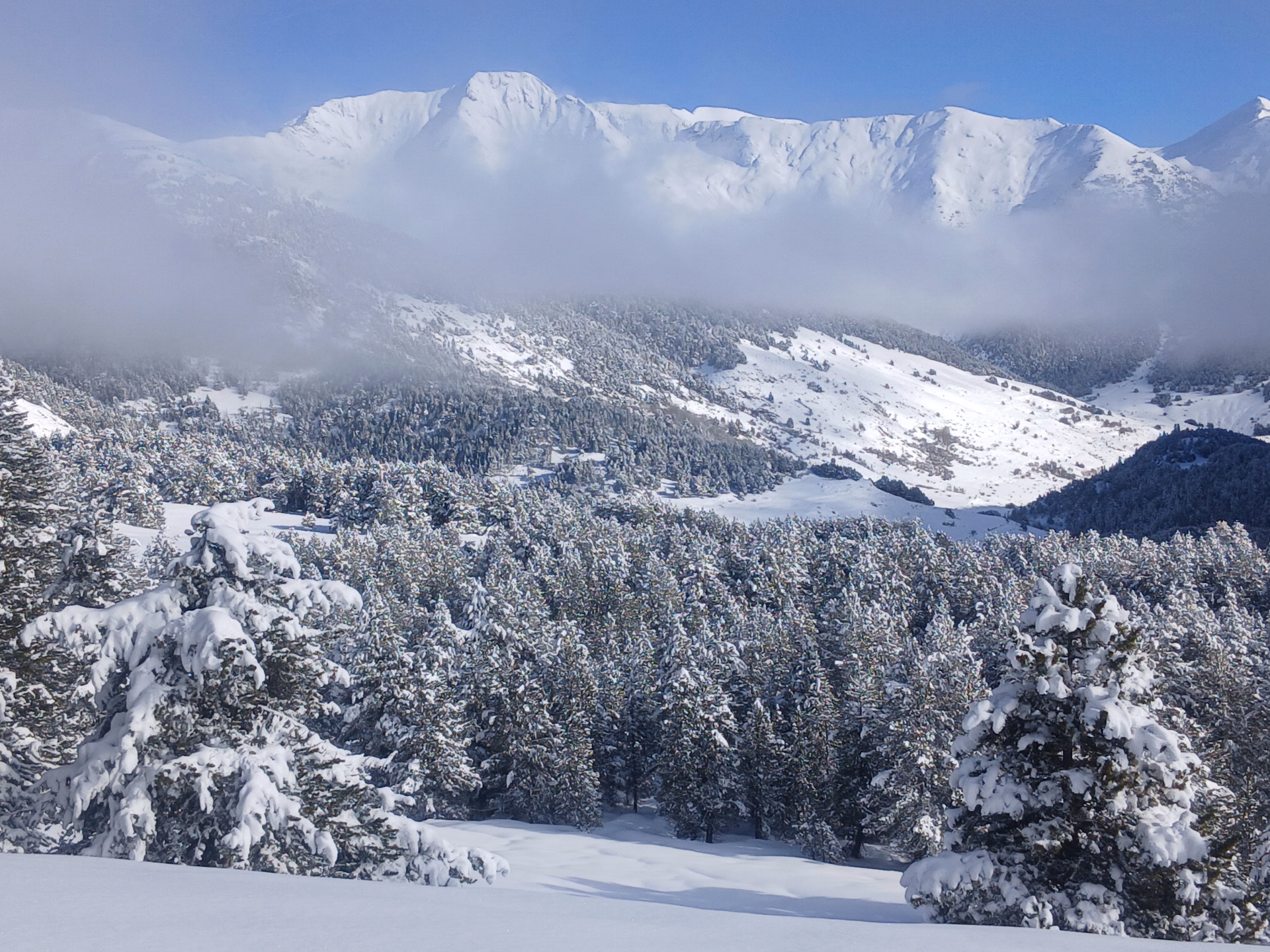 Raquettes dans les vallées enneigées des Encantats