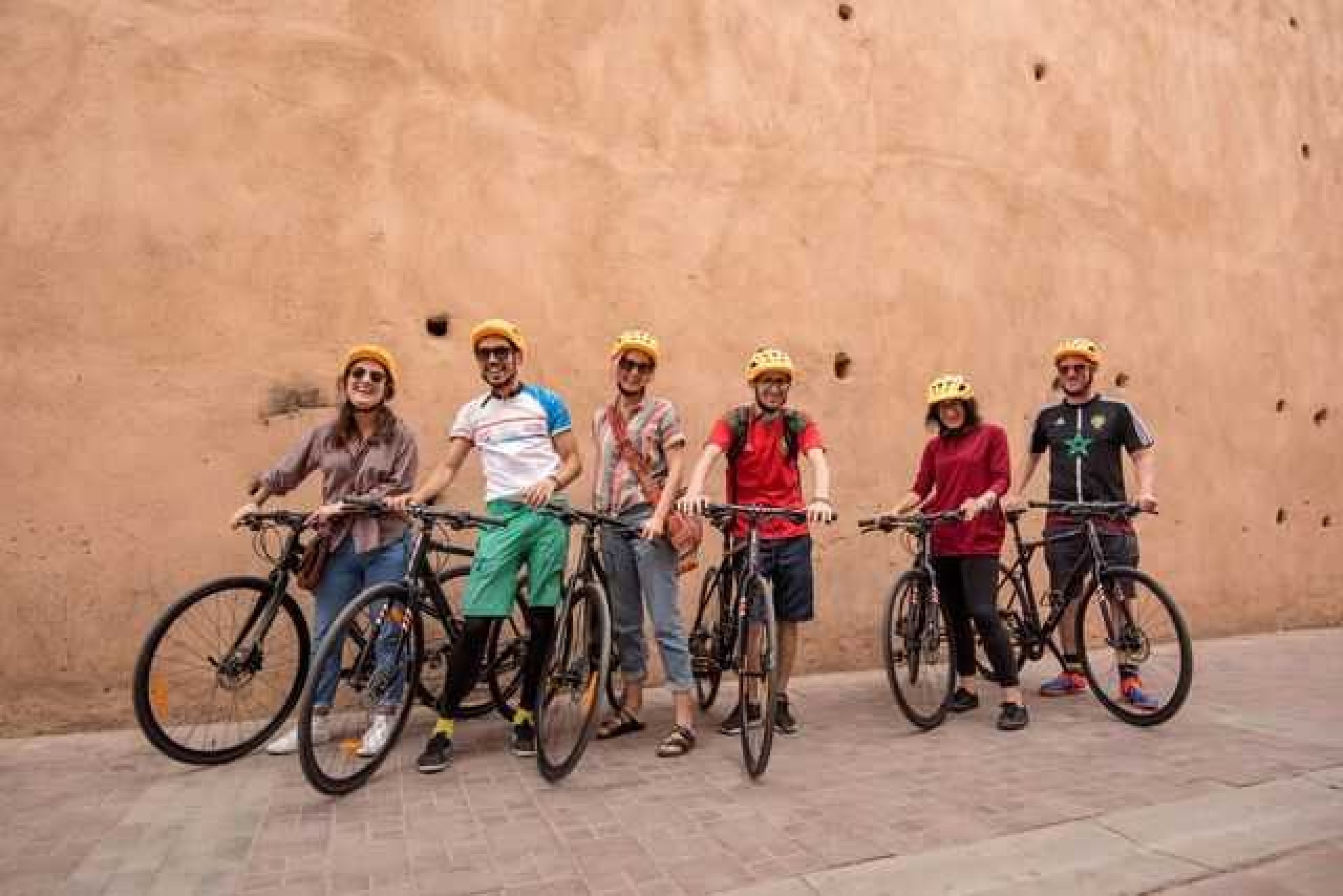 Cyclistes devant une maison au Maroc