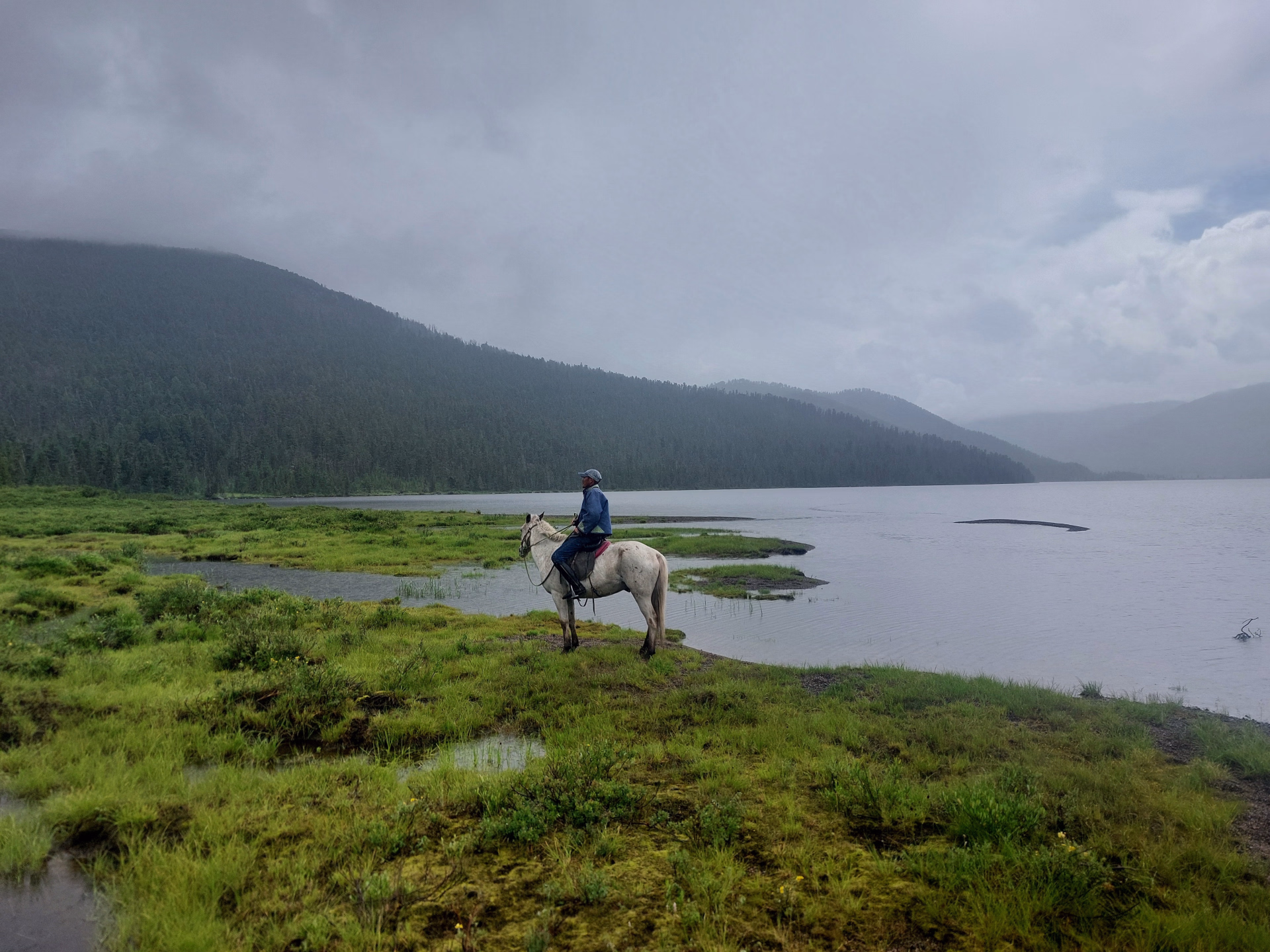 Randonnée à cheval dans le parc national de Terelj en Mongolie