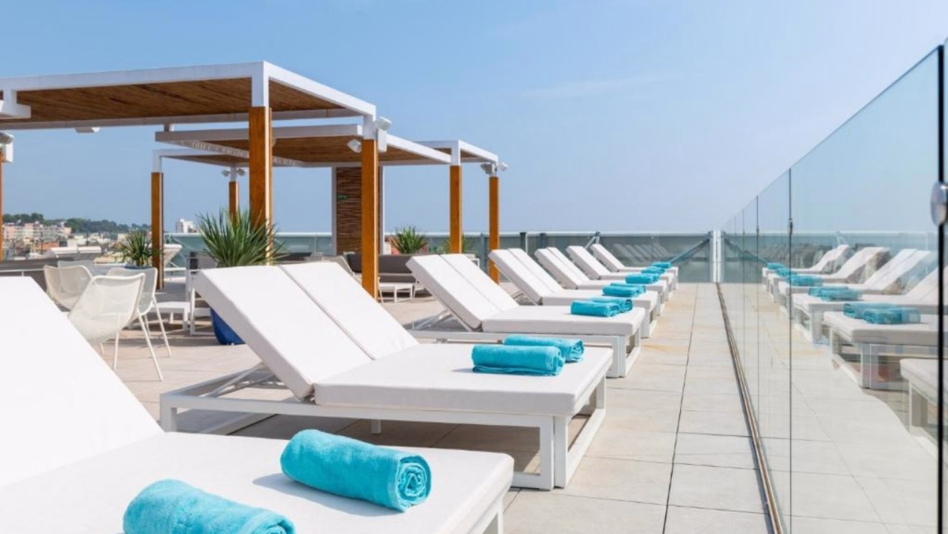 🏨 Hôtel 4* - Jours 1 à 7