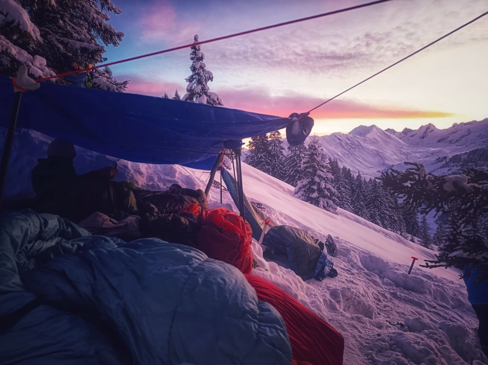 Nouvel An inoubliable en bivouac hivernal dans les Alpes