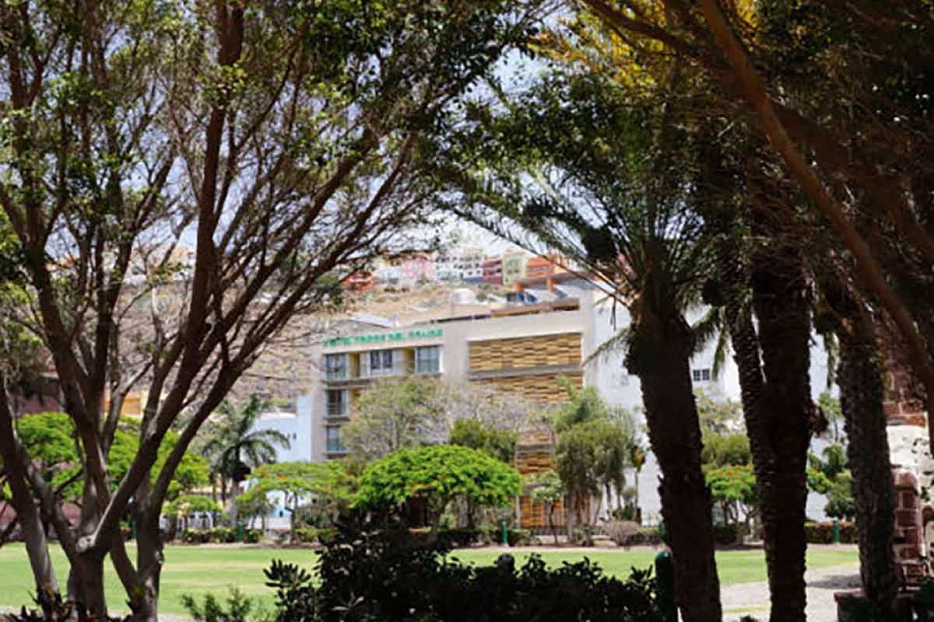 🏩 Hôtel 3* - Jour 1 et 6