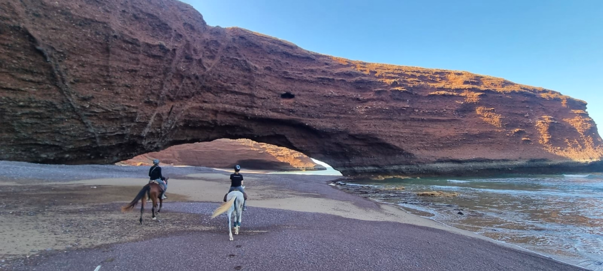 Randonnée équestre sur les plages de Legzira au Maroc
