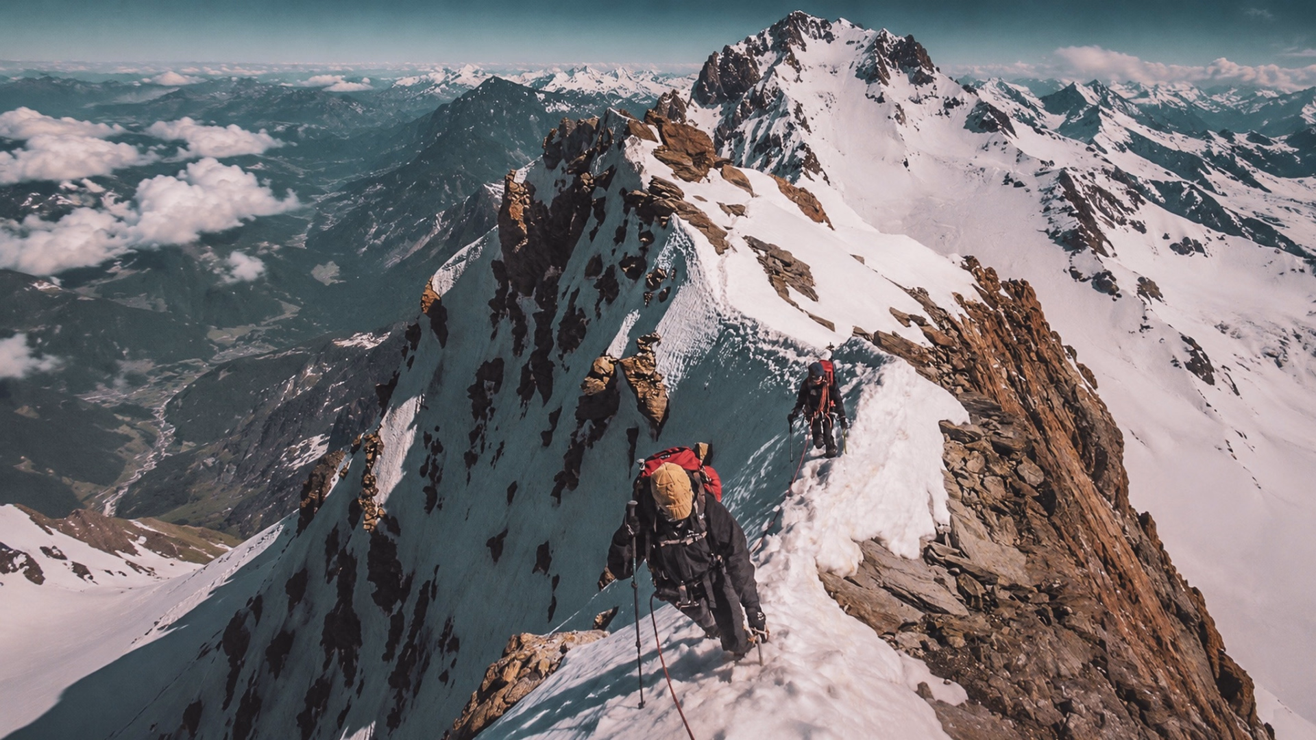 Traversée glaciaire des Dômes de Miage, face au Mont-Blanc